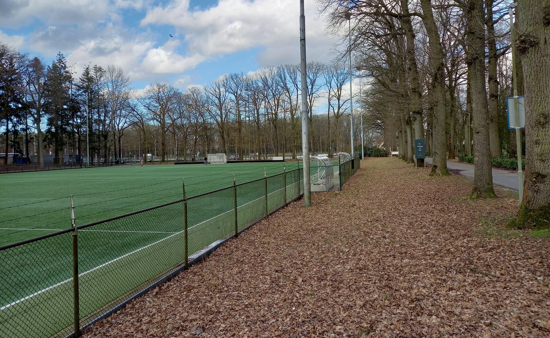 Het zandveld van hockeyclub MEP langs de Eikenlaan in park Molenwijk. Hier zou een opblaashal geplaatst kunnen worden. Die beslaat dan de helft van het veld.