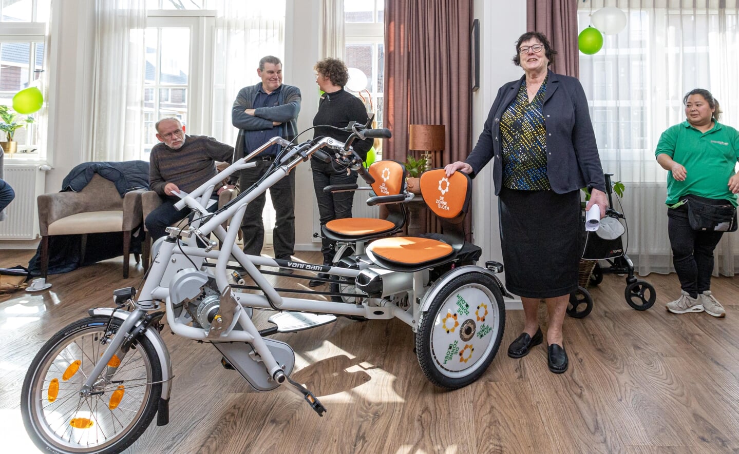 De zogeheten Zonnebloemfiets die geschonken werd door KBO Boxtel en de landelijke afdeling van de Zonnebloem werd maandag gepresenteerd bij het Langenlindenhuis.