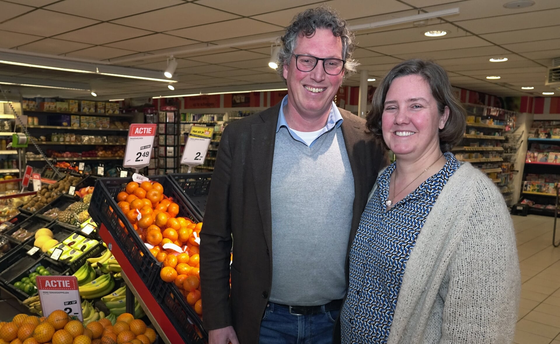 Jan Tax met zijn vrouw Saskia die ook zich de nodige uren inzette voor de Coop in Liempde. Het koppel zwaait na twaalf jaar ondernemerschap af. Tax stopt met pijn in het hart ook als voorzitter van Op Liemt Gemunt.