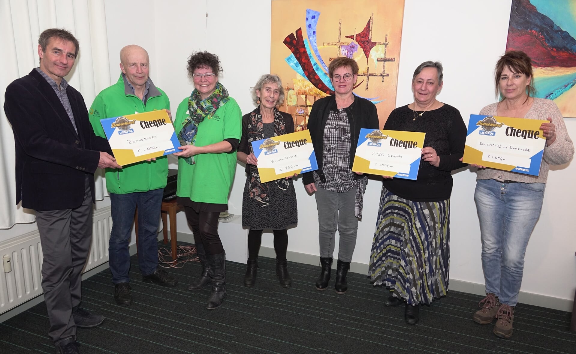 Voorzitter van de stichting Boeremèrt Jan van der Weijden (links) verraste vorige week de vertegenwoordigers van vier Liempdse vrijwilligersorganisaties met een fraaie cheque.