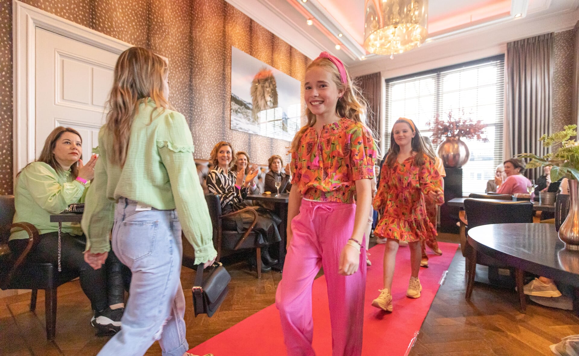 Diverse modellen, mannen, vrouwen en kinderen, presenteerden op de catwalk in De Rechter en Deegeluk nieuwe voorjaarsmode.