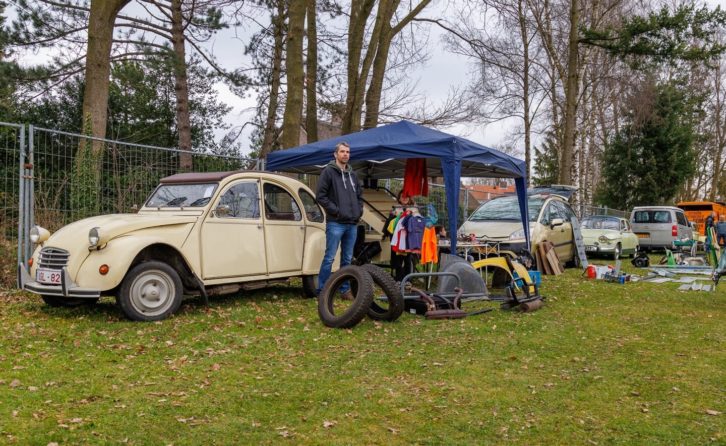 Liefhebbers van Citroën kwamen zaterdag aan hun trekken in Liempde. Daar werd een markt gehouden met oude a-types en onderdelen voor deze auto's.