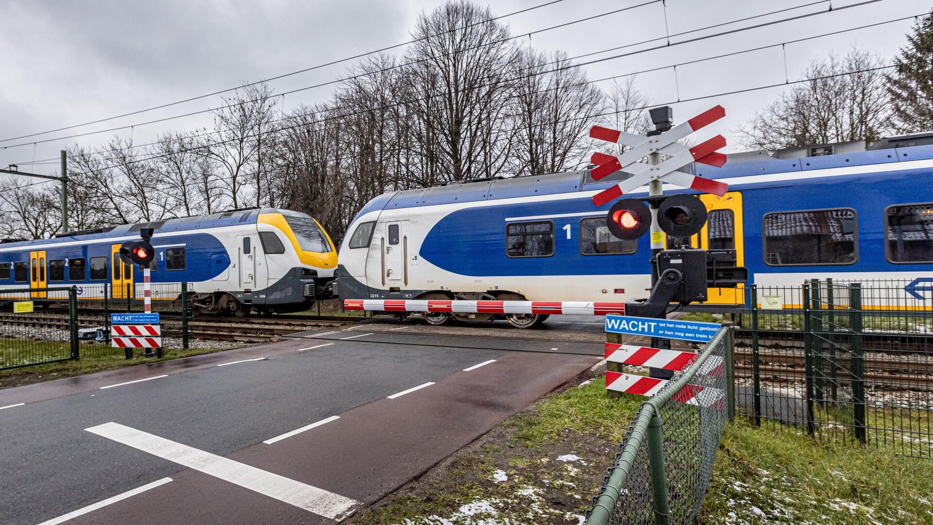 De overweg Runsdijk in Esch. Ook hier neemt het treinverkeer naar verwachting toe.