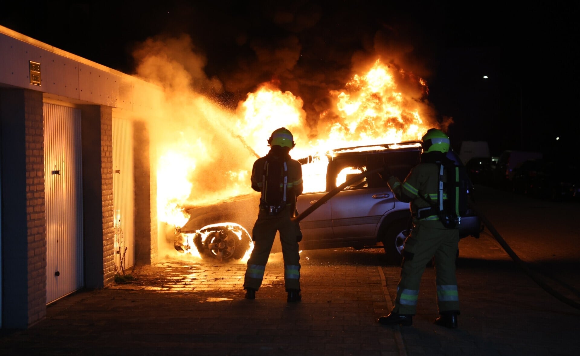 Een auto brandde in de nacht van zondag op maandag volledig uit. De naastgelegen garagebox kon worden gered. Maar goed ook, want daar stonden verschillende gasflessen in opgeslagen.