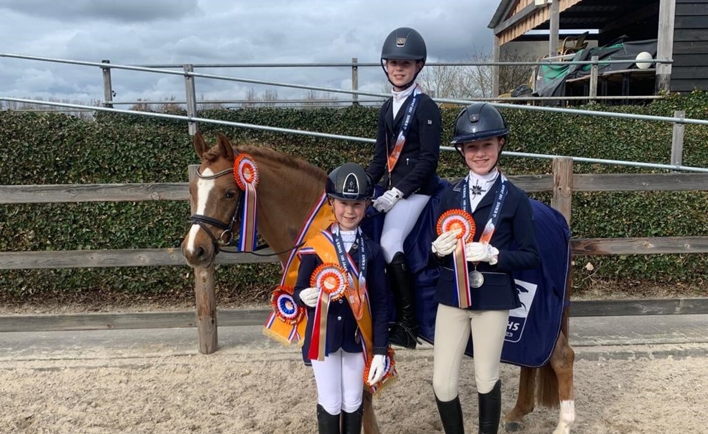 Ima van der Velden met haar pony Toby, Jolien Duijts (rechts) en Tess Gaakeer (links). Tess werd vorige week al nationaal kampioen, Jolien behaalde zaterdag zilver en Ima won goud.