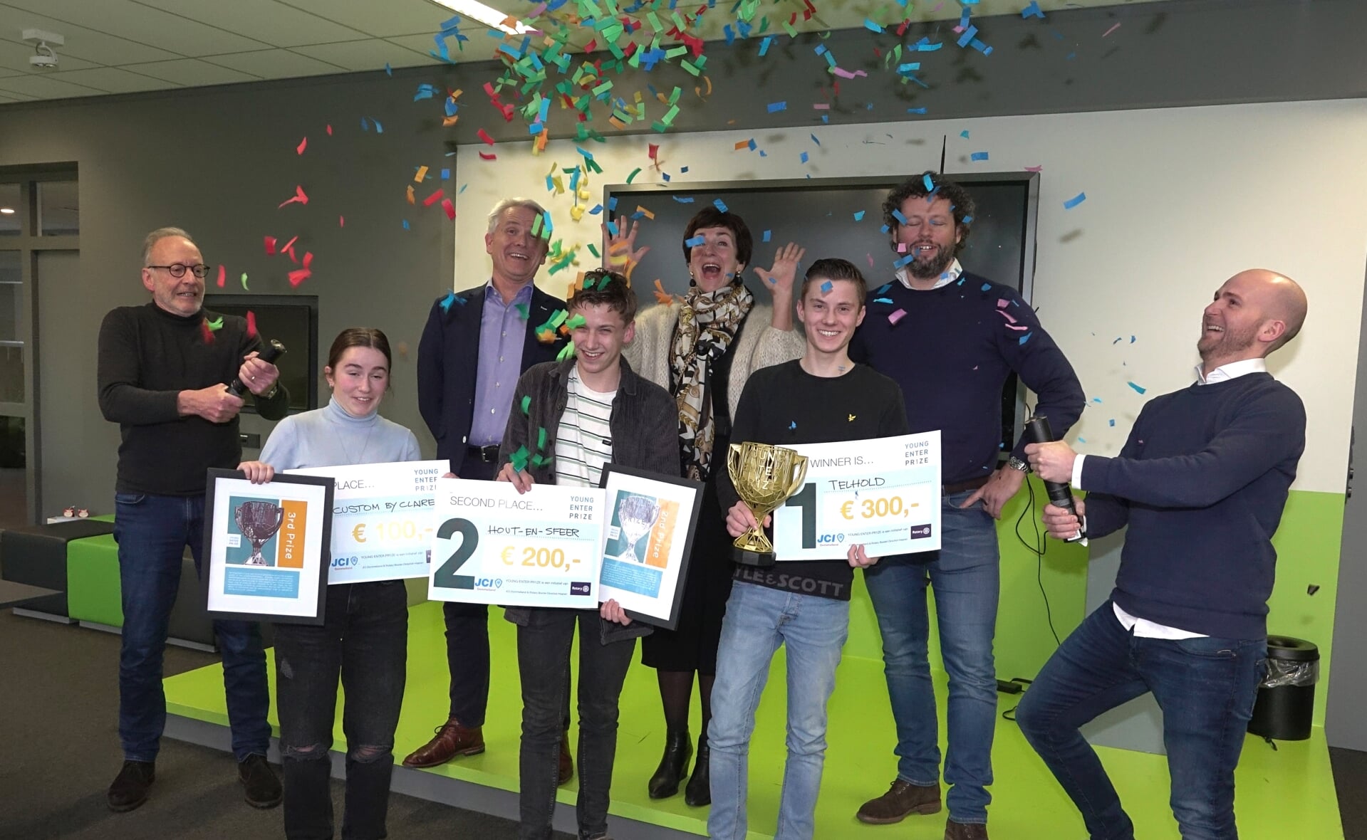 Young EnterPrize werd dinsdag feestelijk afgesloten met de prijswinnaars Sjoerd Kloosterman (1), Ties van Pinxteren (2) en Claire van de Zande (3).