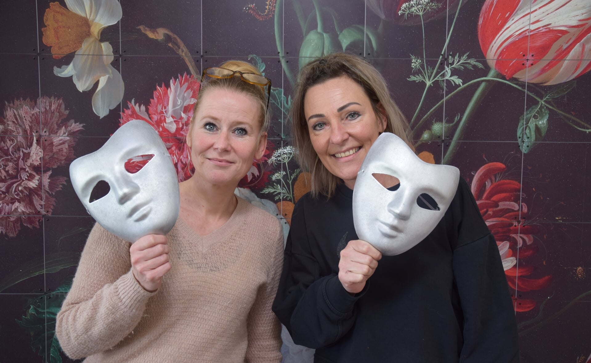 Noor Janssen (links) en Myranda van der Sanden organiseren de Essche editie van The Masked Singer.