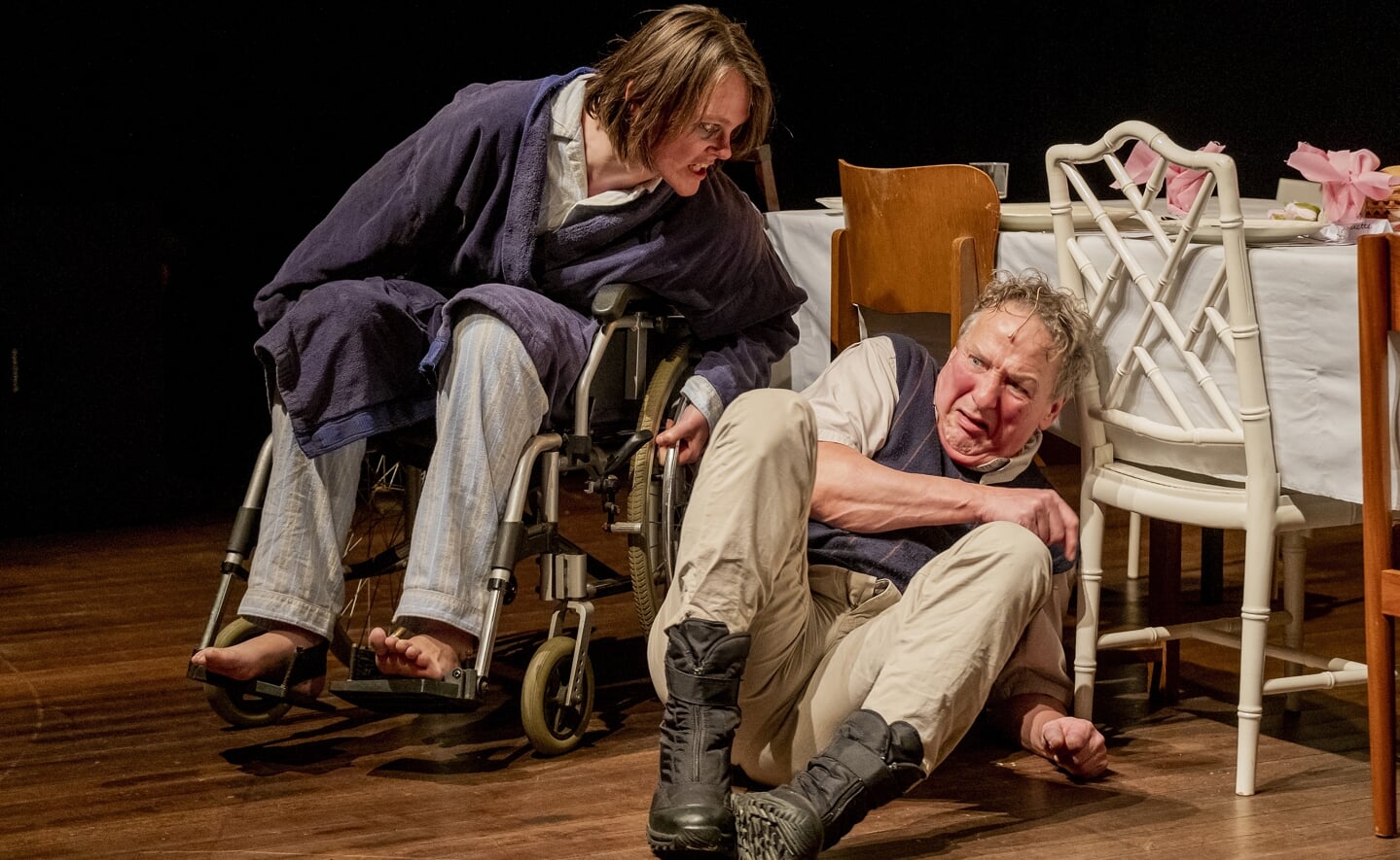 De voorstelling ALGRTM stond dit weekend op het toneel in Theater Artemis in Den Bosch. Een intense opvoering en een knappe prestatie van de acteurs, aldus een bezoeker. 