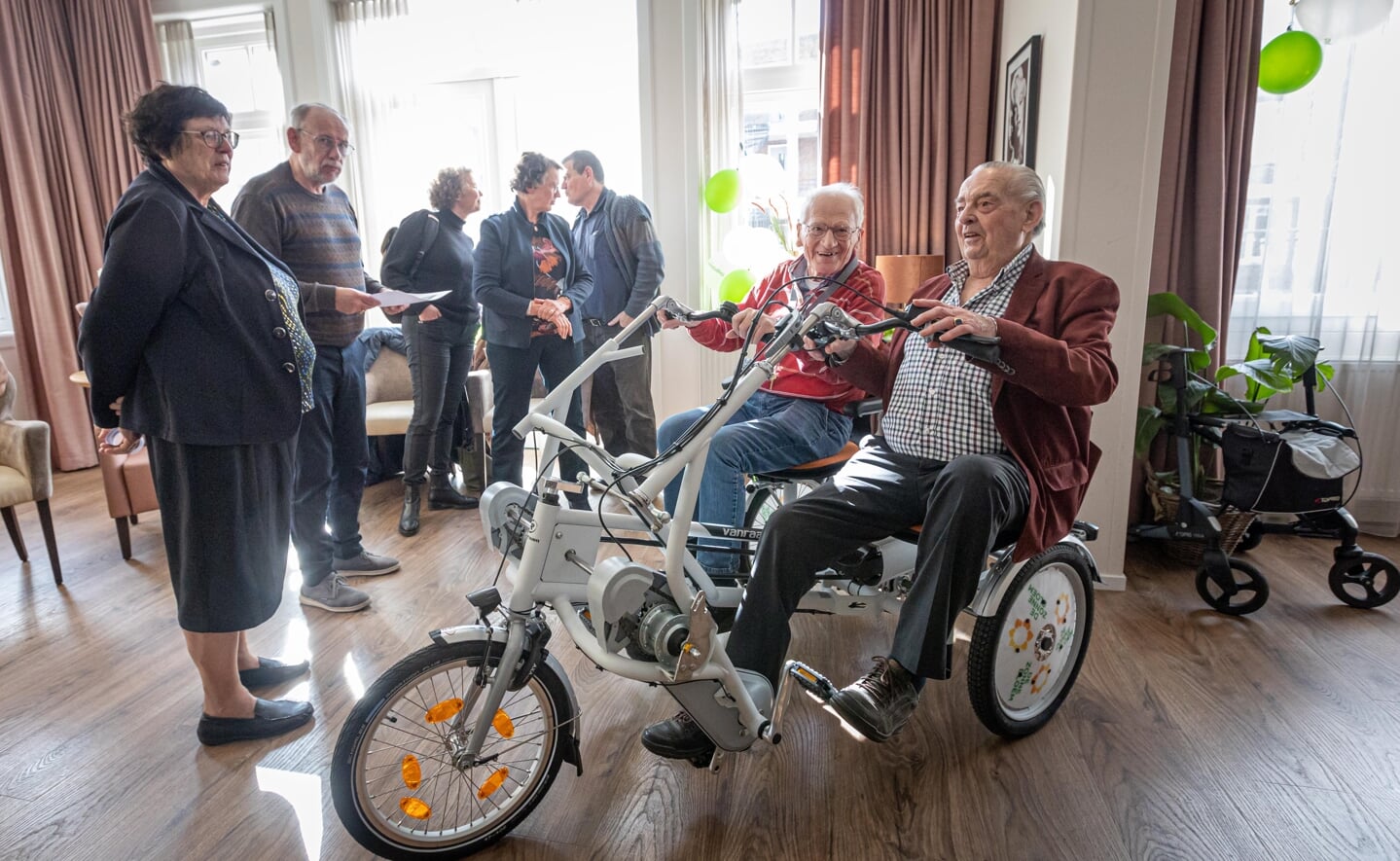 De zogeheten Zonnebloemfiets die geschonken werd door KBO Boxtel en de landelijke afdeling van de Zonnebloem werd maandag gepresenteerd bij het Langenlindenhuis.