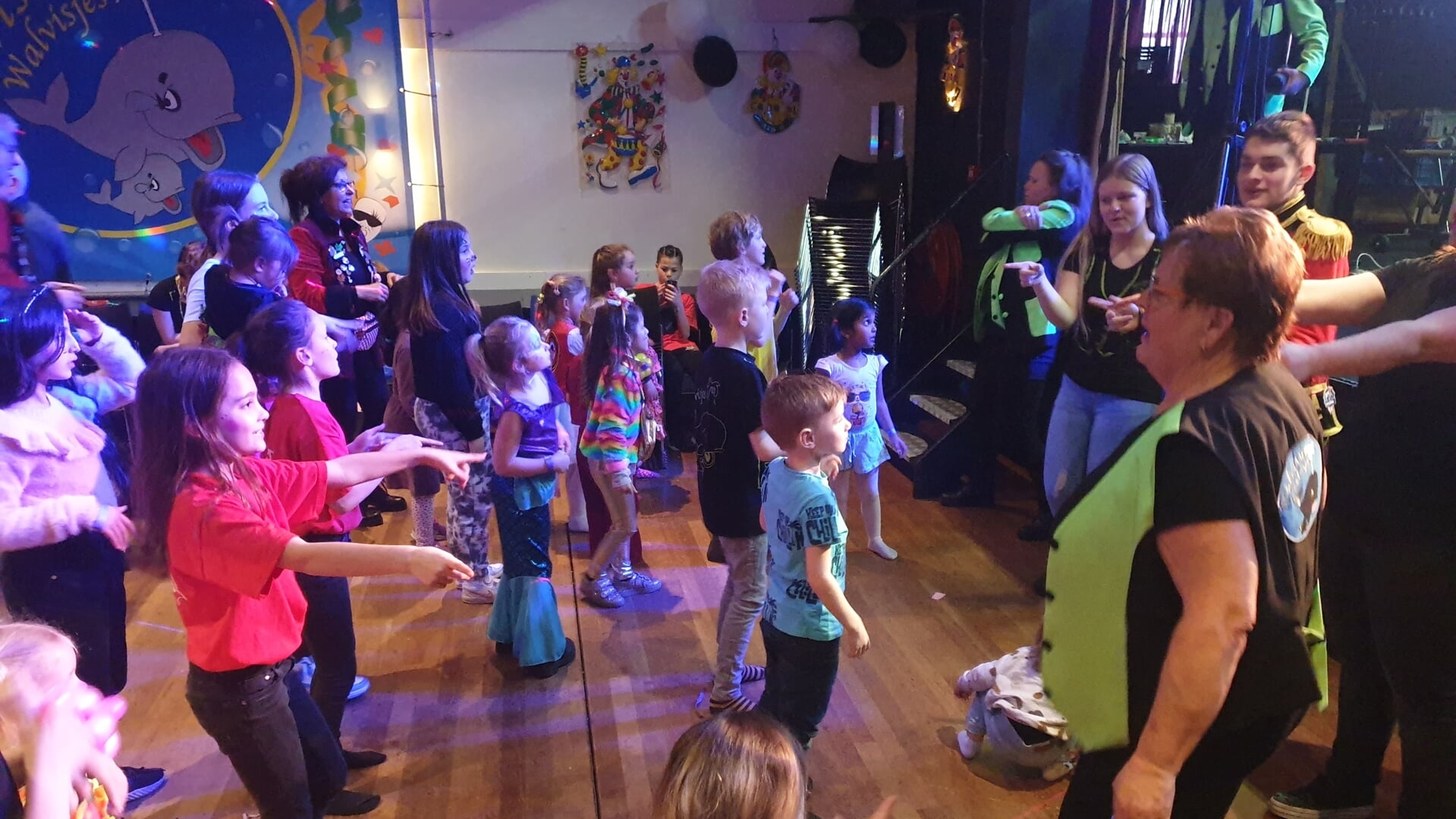 Tijdens het kinderhalfvastenbal van CV De Walvisjes in gemeenschapshuis De Rots werd vorig jaar flink gedanst en gehost op vrolijke carnavalsmuziek.
