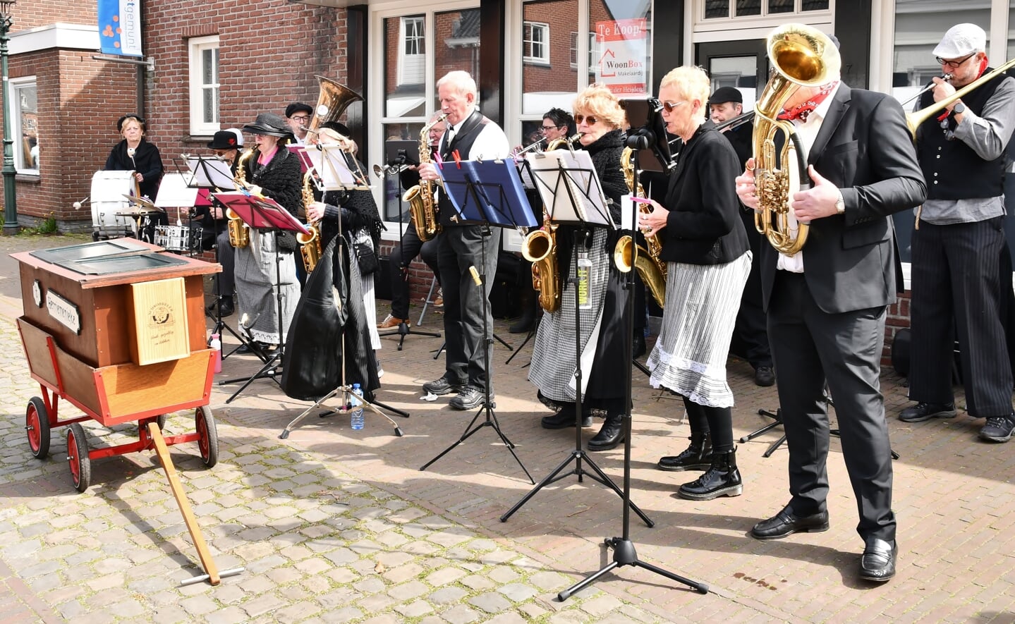 De Boeremèrt in Liempde trok maandag, tweede paasdag, weer veel publiek. Jong en oud vermaakte zich opperbest met de vele oude ambachten, spelletjes en activiteiten in de dorpskern.