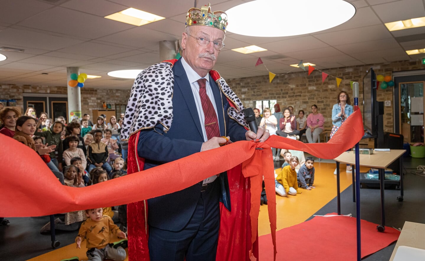 Niemand minder dan 'koning' Alexander Willem opende dinsdag de nieuwe bibliotheek van de Prinses Amaliaschool.