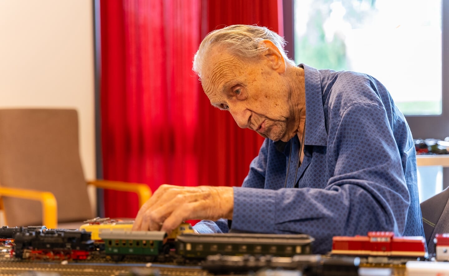 Ben Mols (94) is al zestig jaar verzot op modeltreinen. Om meer leven in de brouwerij te brengen in wijkhuis Simeonshof, heeft hij met zoon Hans gewerkt aan een modelspoorplatform zodat de jeugd ermee kan spelen.