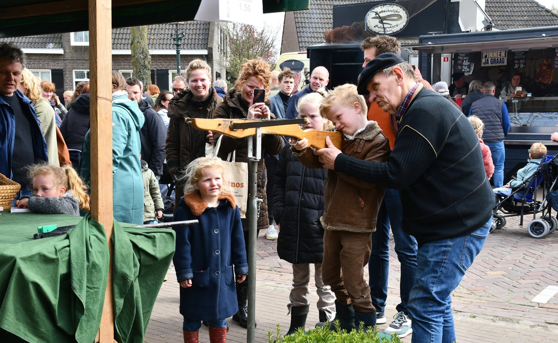 De Boeremèrt in Liempde trok maandag, tweede paasdag, weer veel publiek. Jong en oud vermaakte zich opperbest met de vele oude ambachten, spelletjes en activiteiten in de dorpskern.