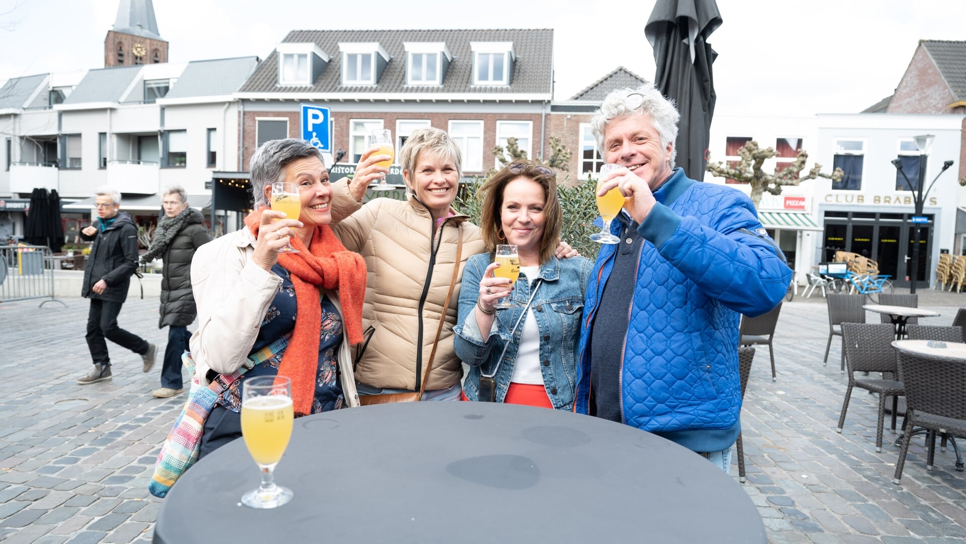 Vele liefhebbers genoten vorig jaar van een glaasje gerstenat bij een van de vele kroegen in het centrum van Boxtel tijdens de Bierbanjerij.