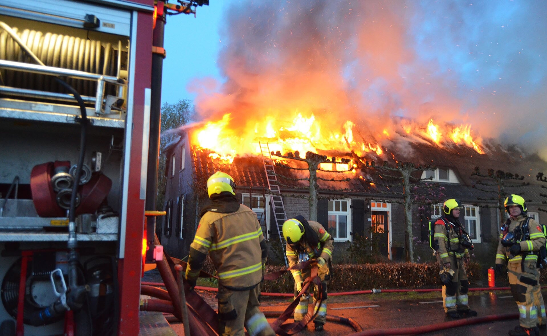 Bij een schoorsteenbrand aan de Mijlstraat op 5 april sloegen de vlammen ook over op de rieten kap van een woonboerderij.