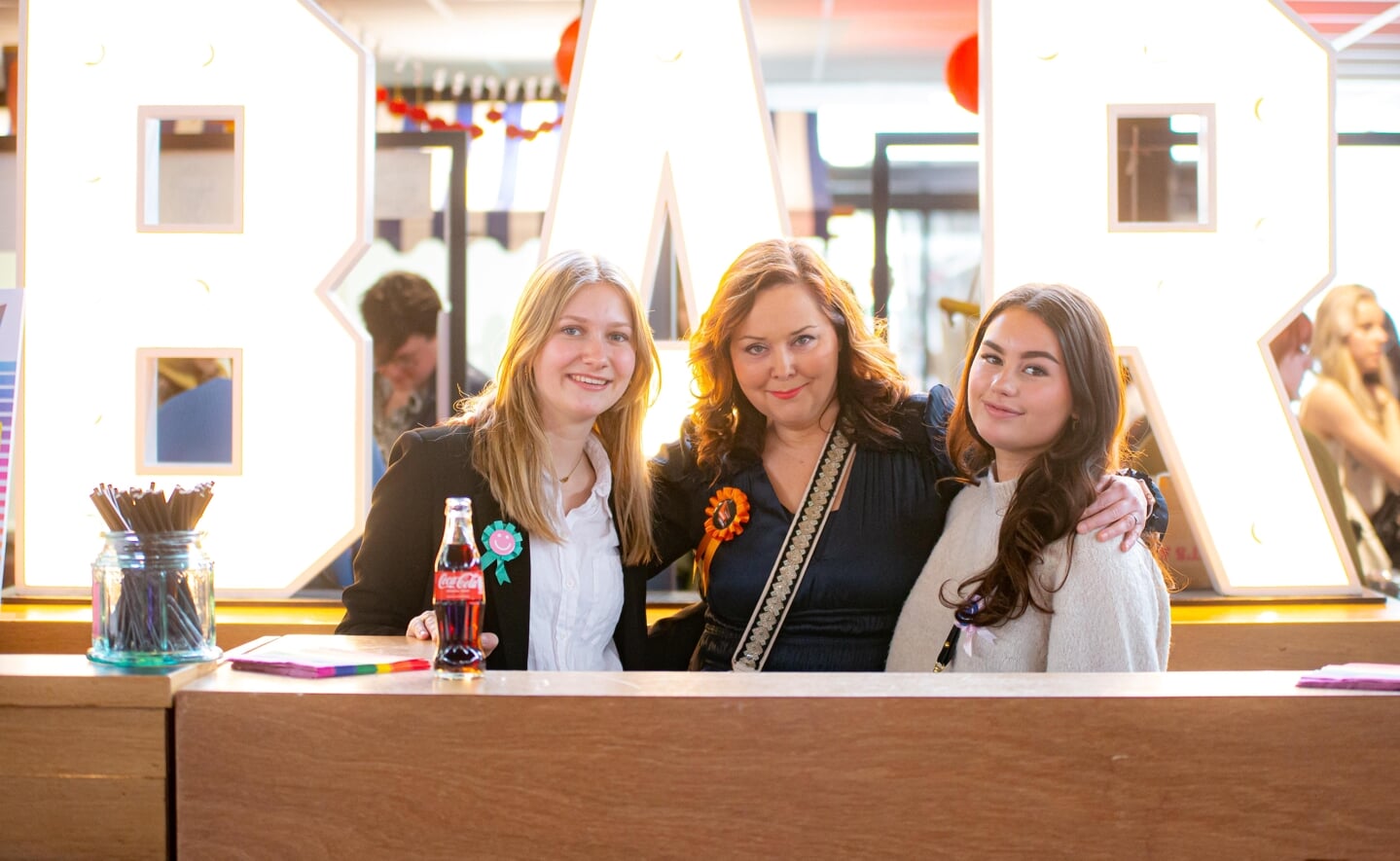 Marloes Meiheizen (rechts) met enkele medestudenten voor haar stand xxx tijdens het SintLucas Startup Festival.