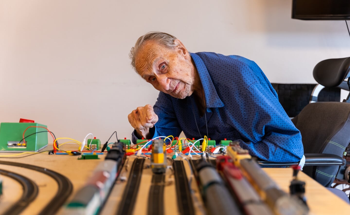 Ben Mols (94) is al zestig jaar verzot op modeltreinen. Om meer leven in de brouwerij te brengen in wijkhuis Simeonshof, heeft hij met zoon Hans gewerkt aan een modelspoorplatform zodat de jeugd ermee kan spelen.
