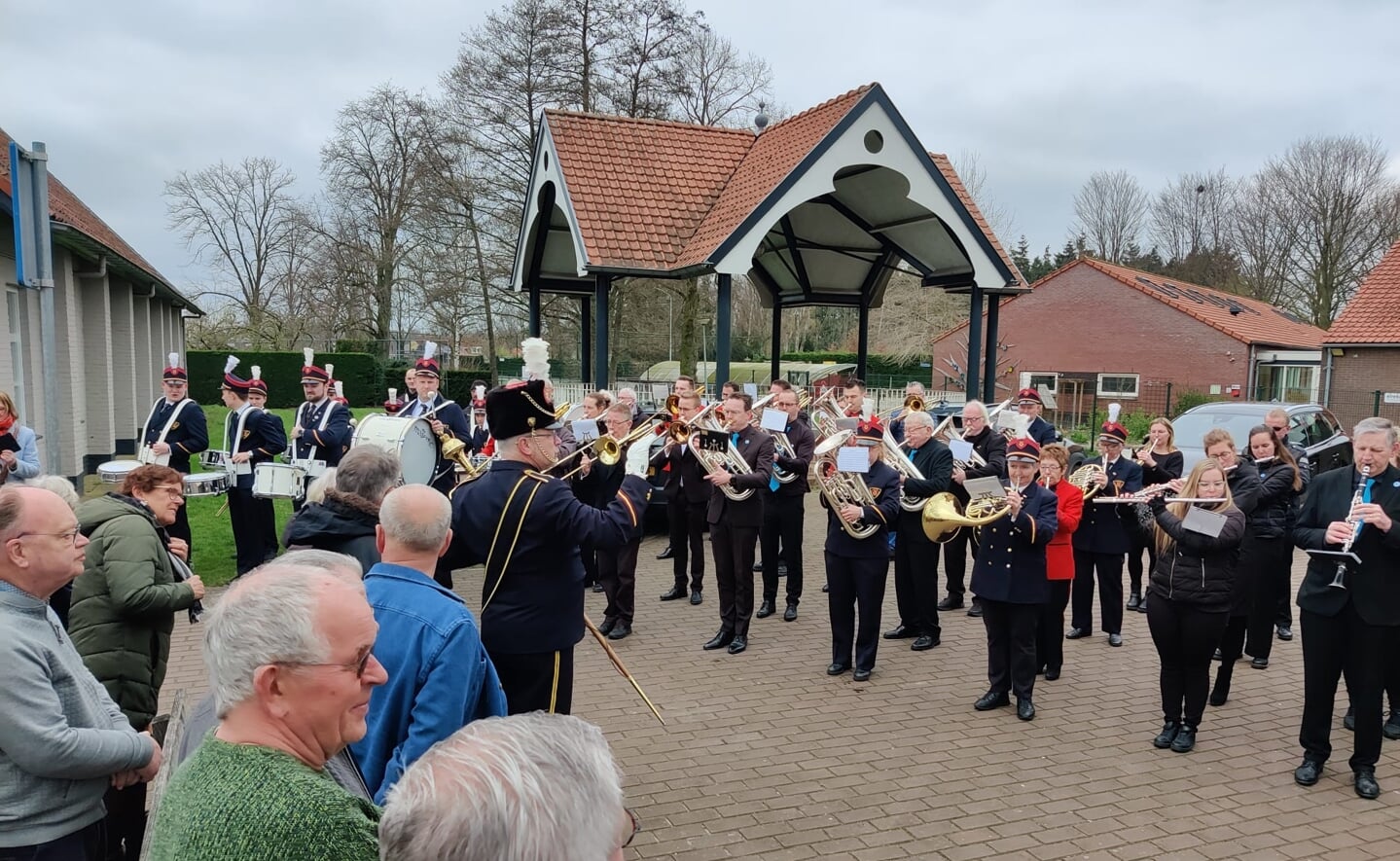 Gezamenlijk brachten de muziekkorpsen uit Boxtel, Liempde en Esch zondag een afscheidsaubade aan de fanfare in Lennisheuvel.