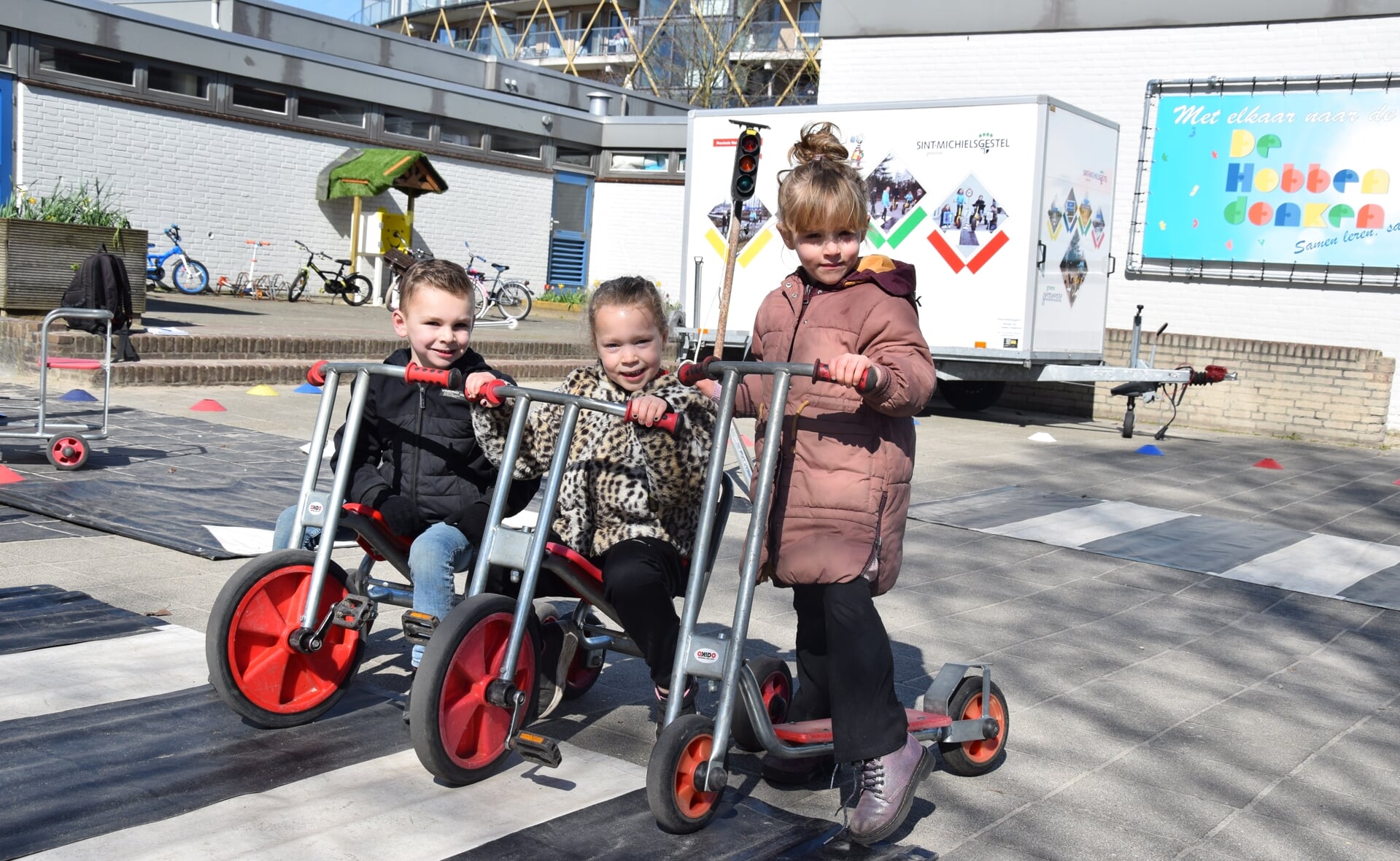 Sem van de Ven, Lisa van Boven en Bobbie van der Meijden van basisschool De Hobbendonken, haalden dinsdag hun 'rijbewijs' op het schoolplein.