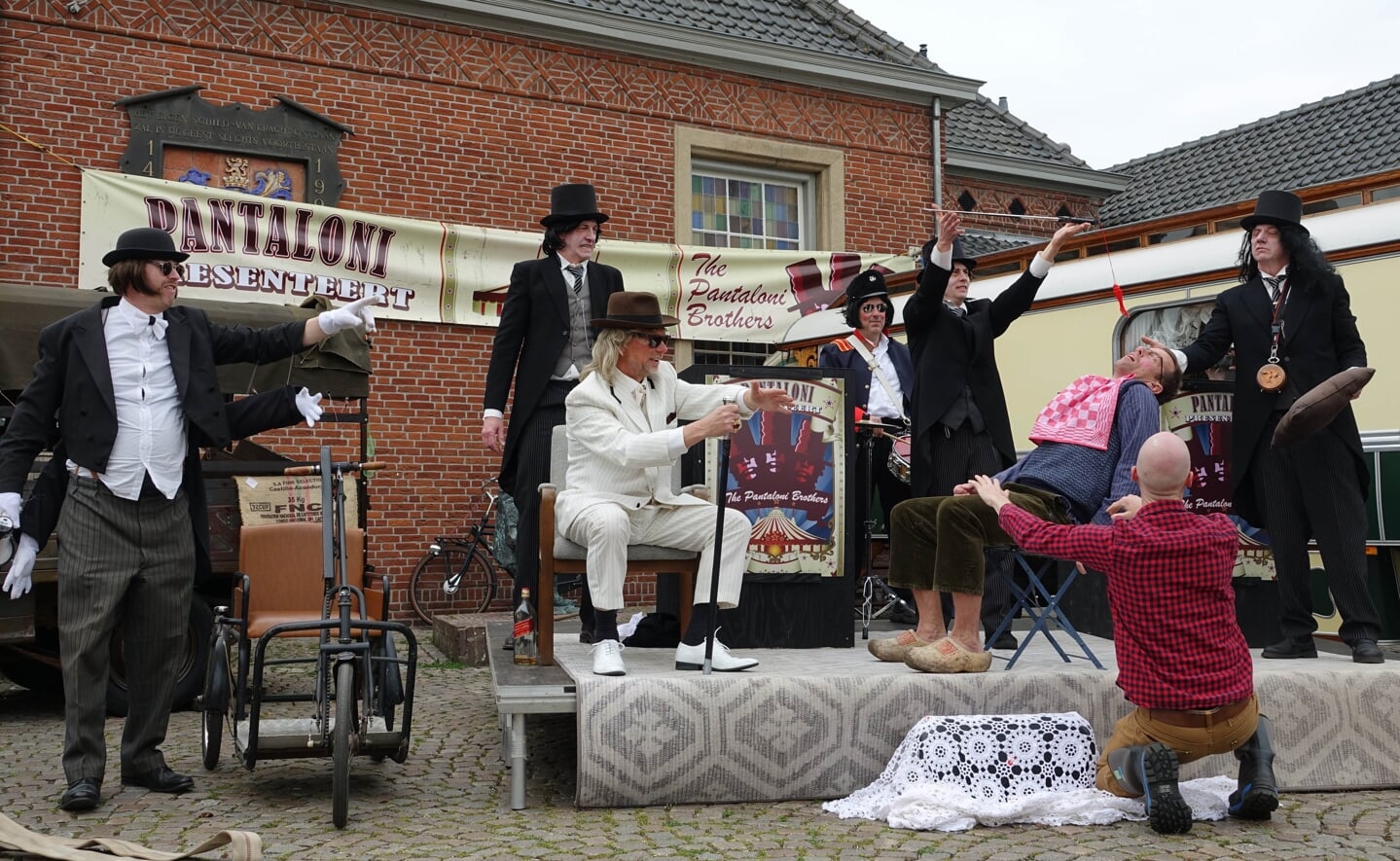 Optreden van de grote Pantaloni tijdens de Boeremèrt.