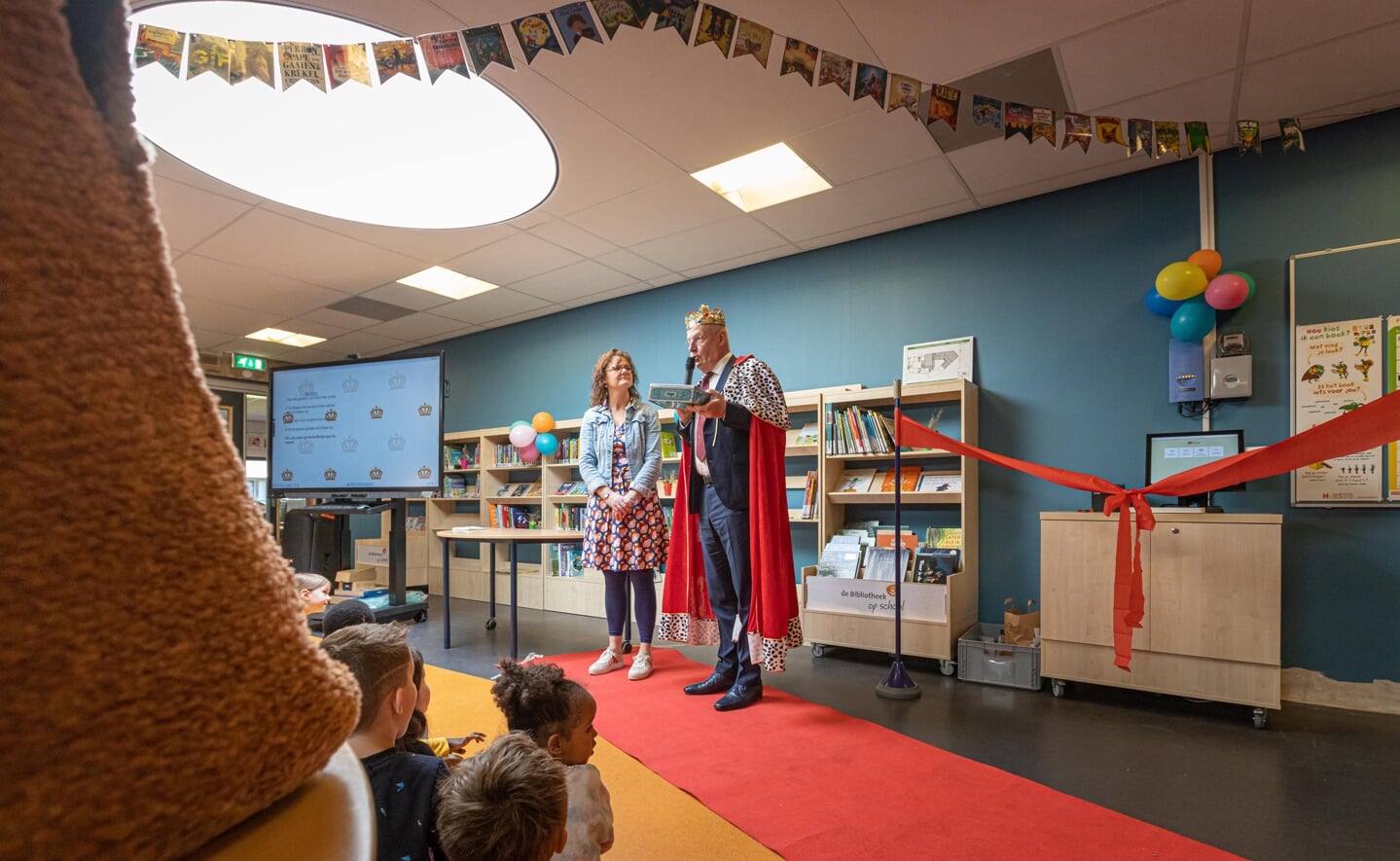 Niemand minder dan 'koning' Alexander Willem opende dinsdag de nieuwe bibliotheek van de Prinses Amaliaschool.