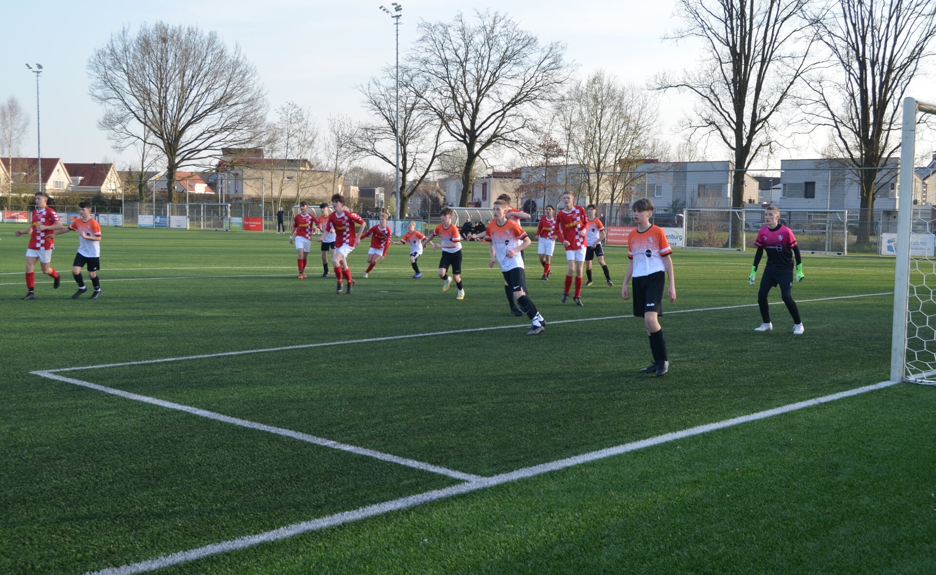 Voetballen tegen een Engelse club, dat maakt een wedstrijd extra spannend. Drie jeugdteams van RKSV Boxtel deden dit woensdagavond.