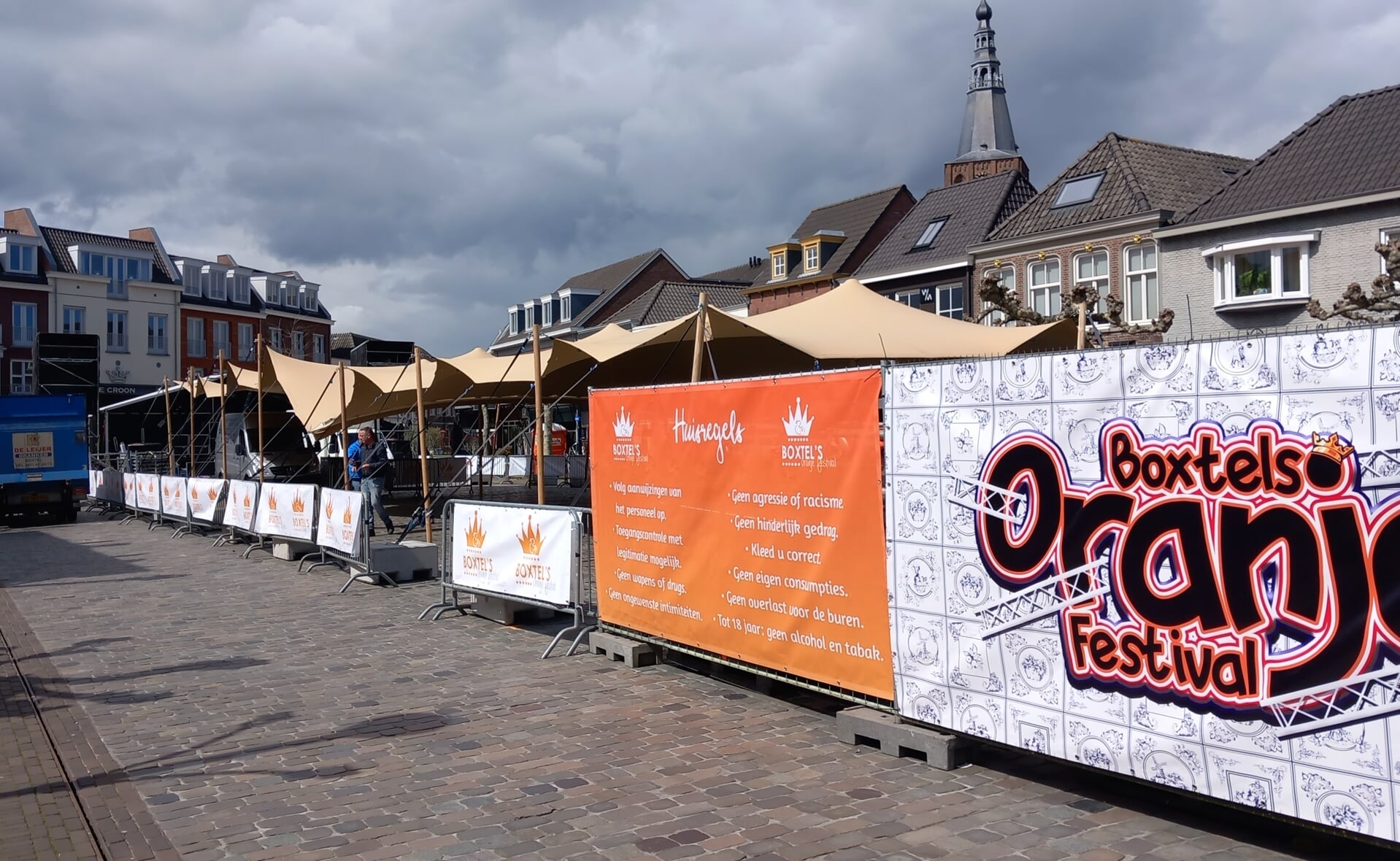 De Markt wordt omgebouwd tot één groot feestterrein voor het Boxtels Oranje Festival.