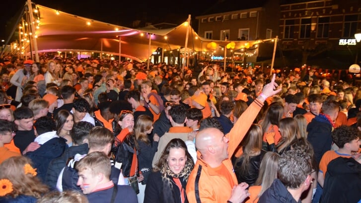 Volop feest op de Markt tijdens het Boxtels Oranje Festival tijdens Koningsnacht.