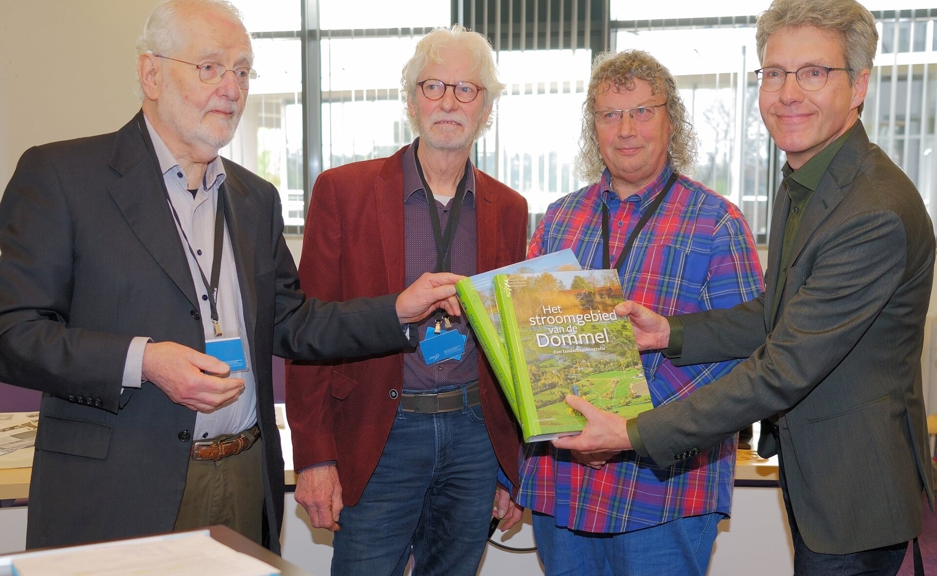 De Landschapsbiografie over de Dommel werd aangeboden aan Joris Hogenboom, directeur Brabants Landschap. V.l.n.r.: Jan van der Straaten, Jan Timmers, Ger van den Oetelaar, Joris Hogenboom. 