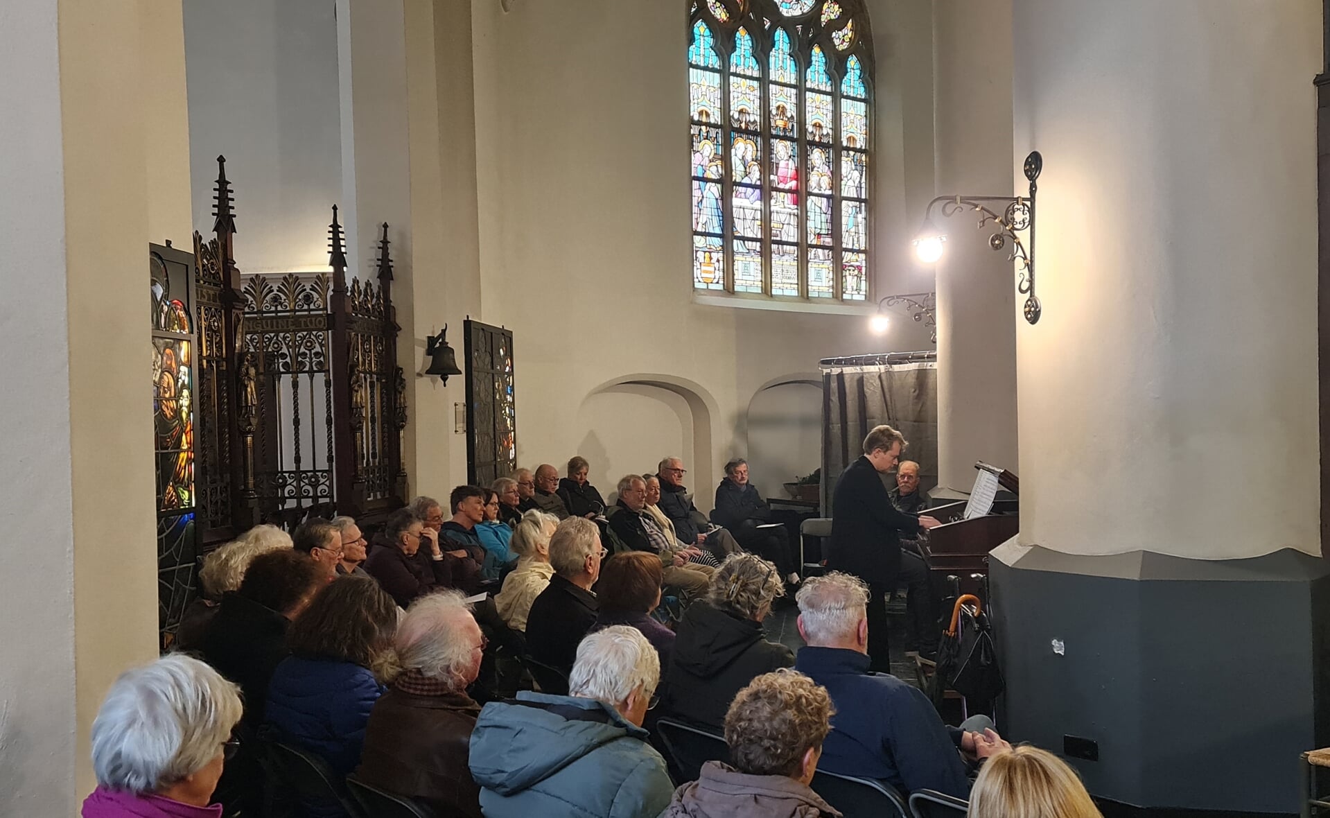 Tommy van Doorn bespeelde zondag het harmonium en het orgel tijdens het passieconcert in de Sint-Petrusbasiliek.