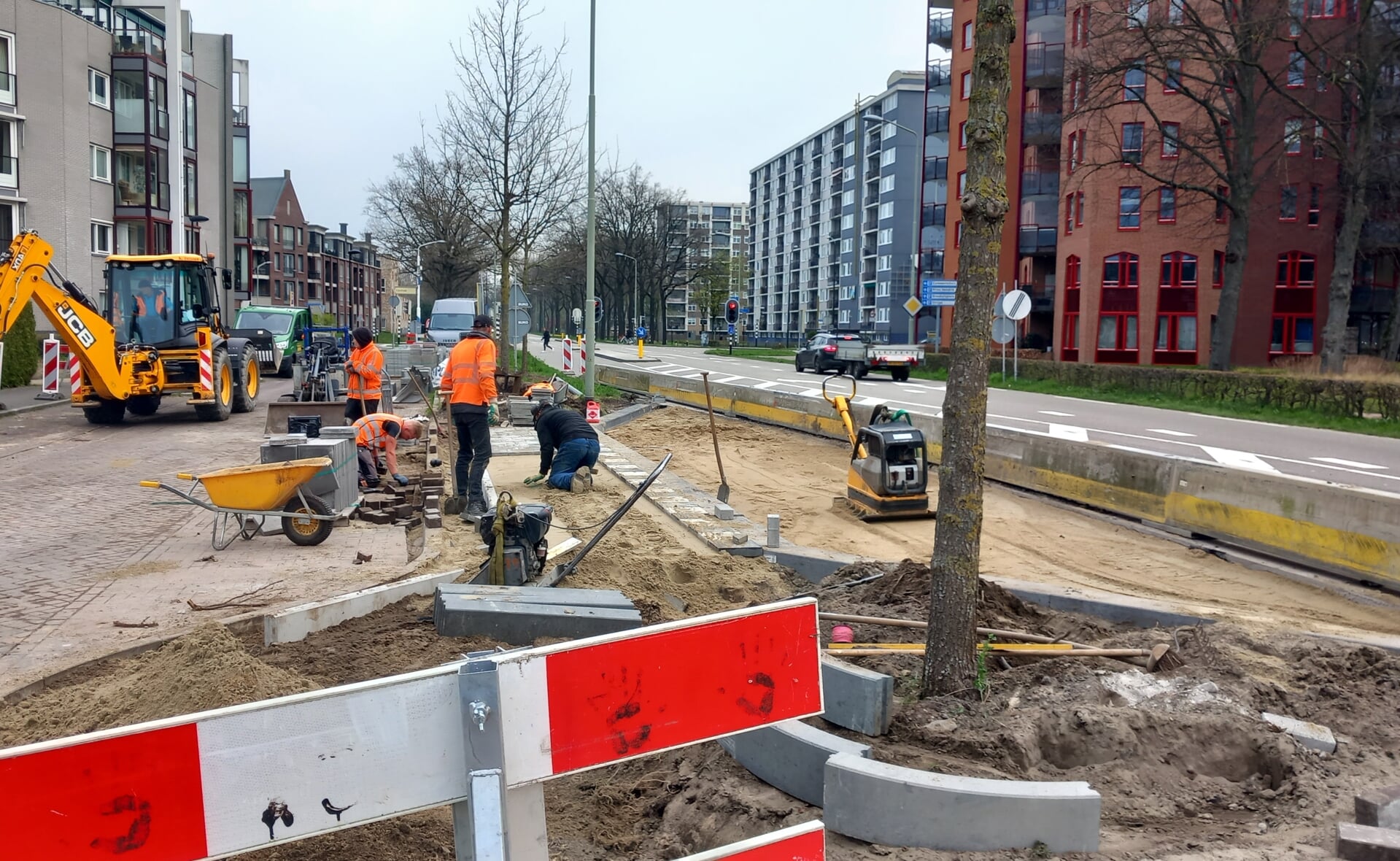 Nabij de fietsoversteek Rechterstraat-Maastrichtsestraat worden aan de Brederodeweg nieuwe bushaltes aangelegd.