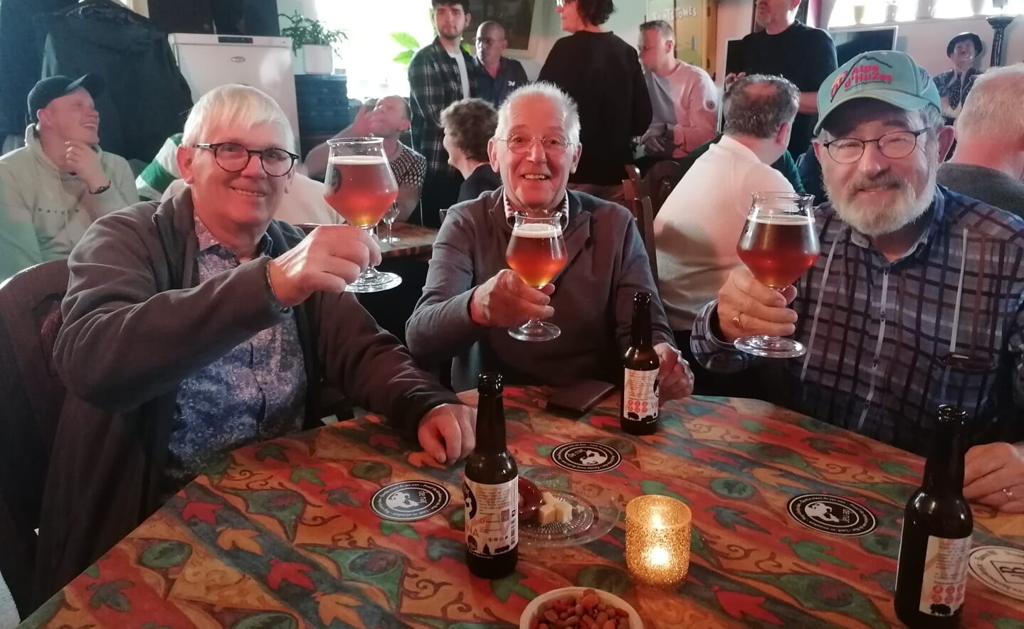 Bier proeven en tegelijkertijd het goede doel steunen. Zo'n 55 deelnemers deden het tweede paasdag in Esch. Ze kregen verschillende brouwsels voorgeschoteld en brachten zodoende geld bij elkaar voor het team Alpe du Esch dat in juni meedoet aan de Alpe d'HuZes.