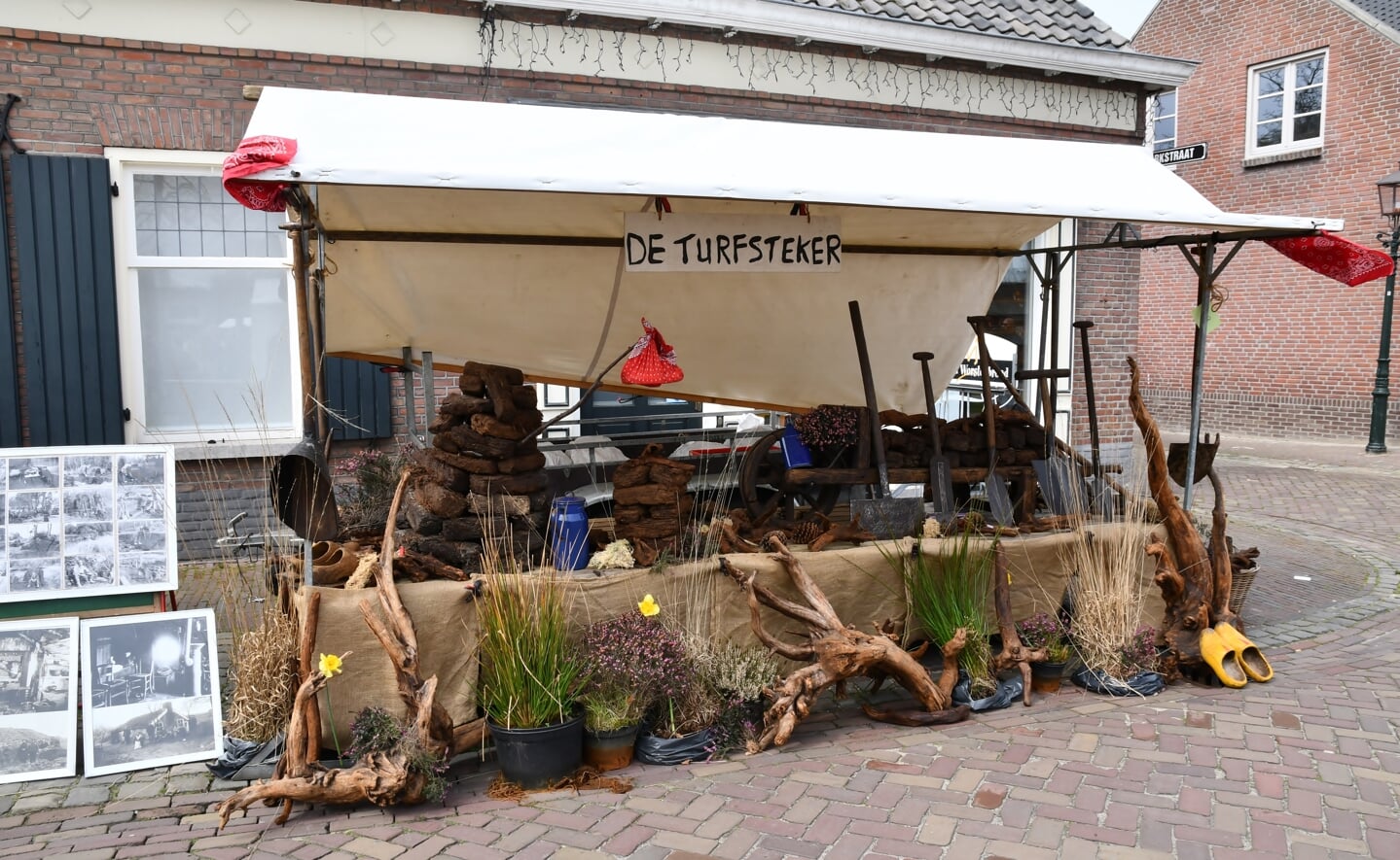 De Boeremèrt in Liempde trok maandag, tweede paasdag, weer veel publiek. Jong en oud vermaakte zich opperbest met de vele oude ambachten, spelletjes en activiteiten in de dorpskern.