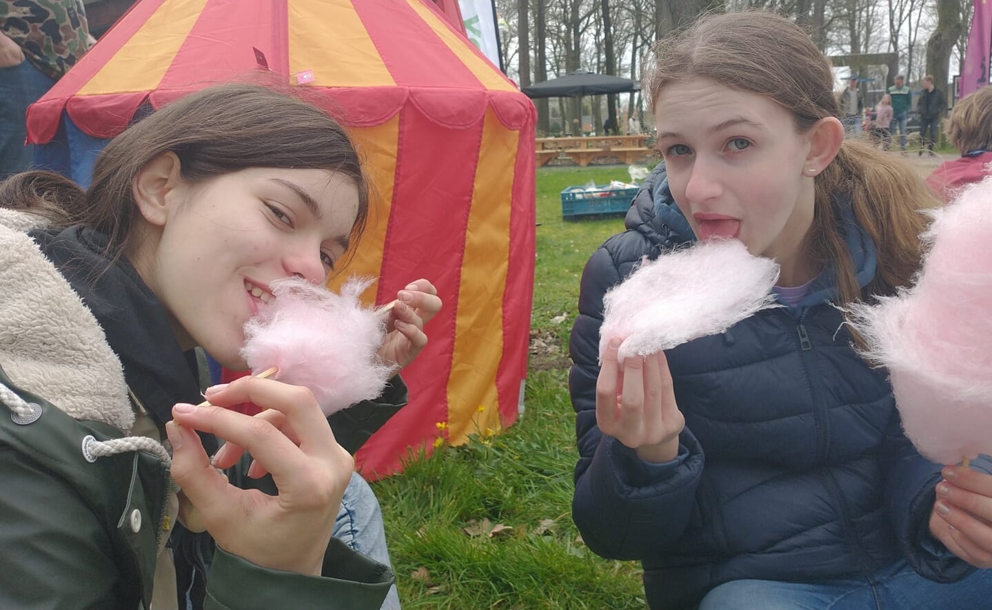 Laura (links) en Lisa genieten van hun welverdiende suikerspin tijdens hun Happyhike.