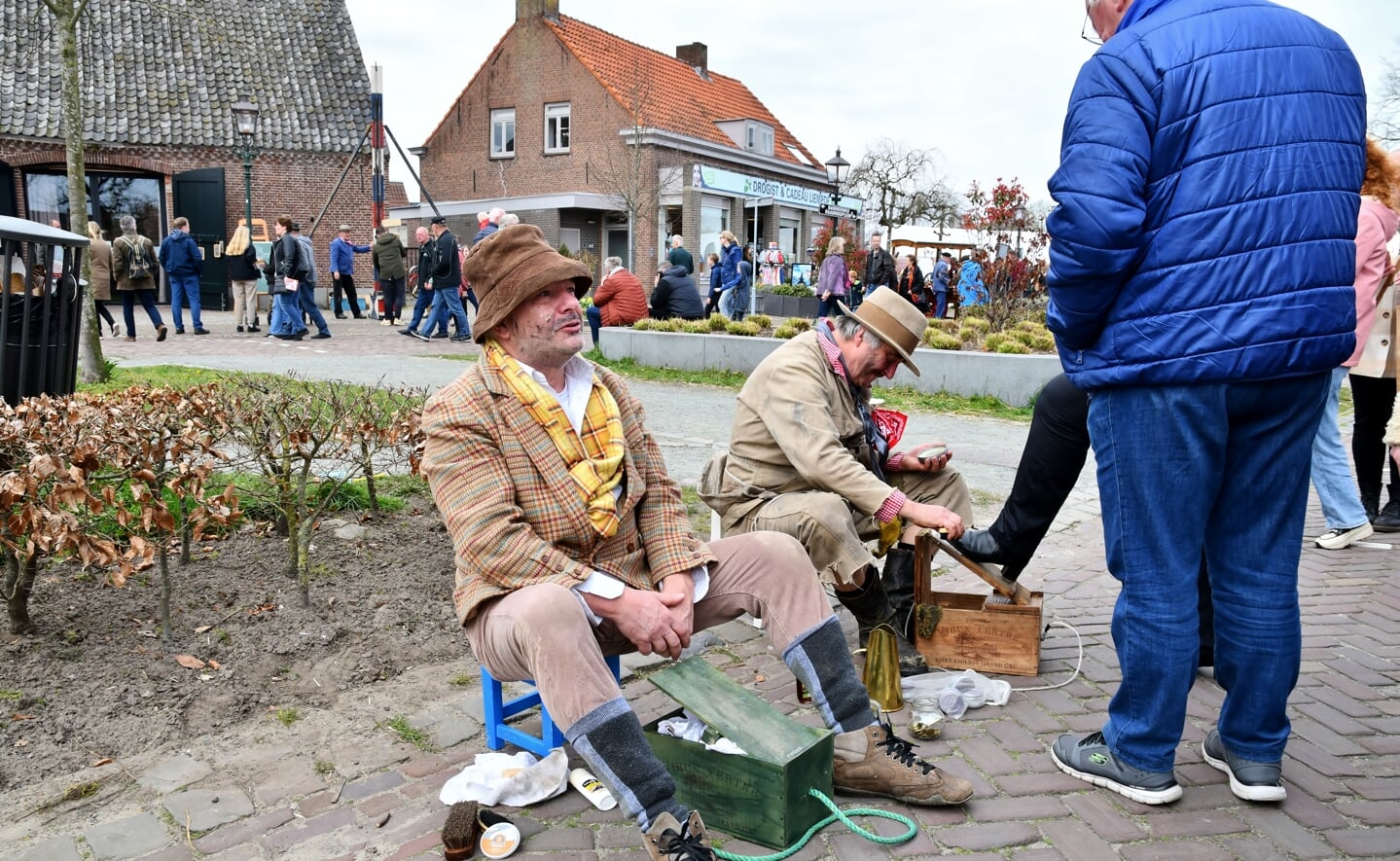 De Boeremèrt in Liempde trok maandag, tweede paasdag, weer veel publiek. Jong en oud vermaakte zich opperbest met de vele oude ambachten, spelletjes en activiteiten in de dorpskern.