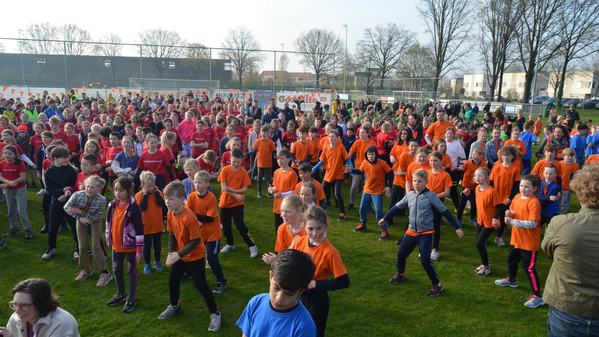 Enthousiast begonnen zo'n beetje alle basisschoolleerlingen van Boxtel aan de Koningsspelen in sportpark Munsel. Daar waren na de gezamenlijke opening verschillende sporten en spellen.