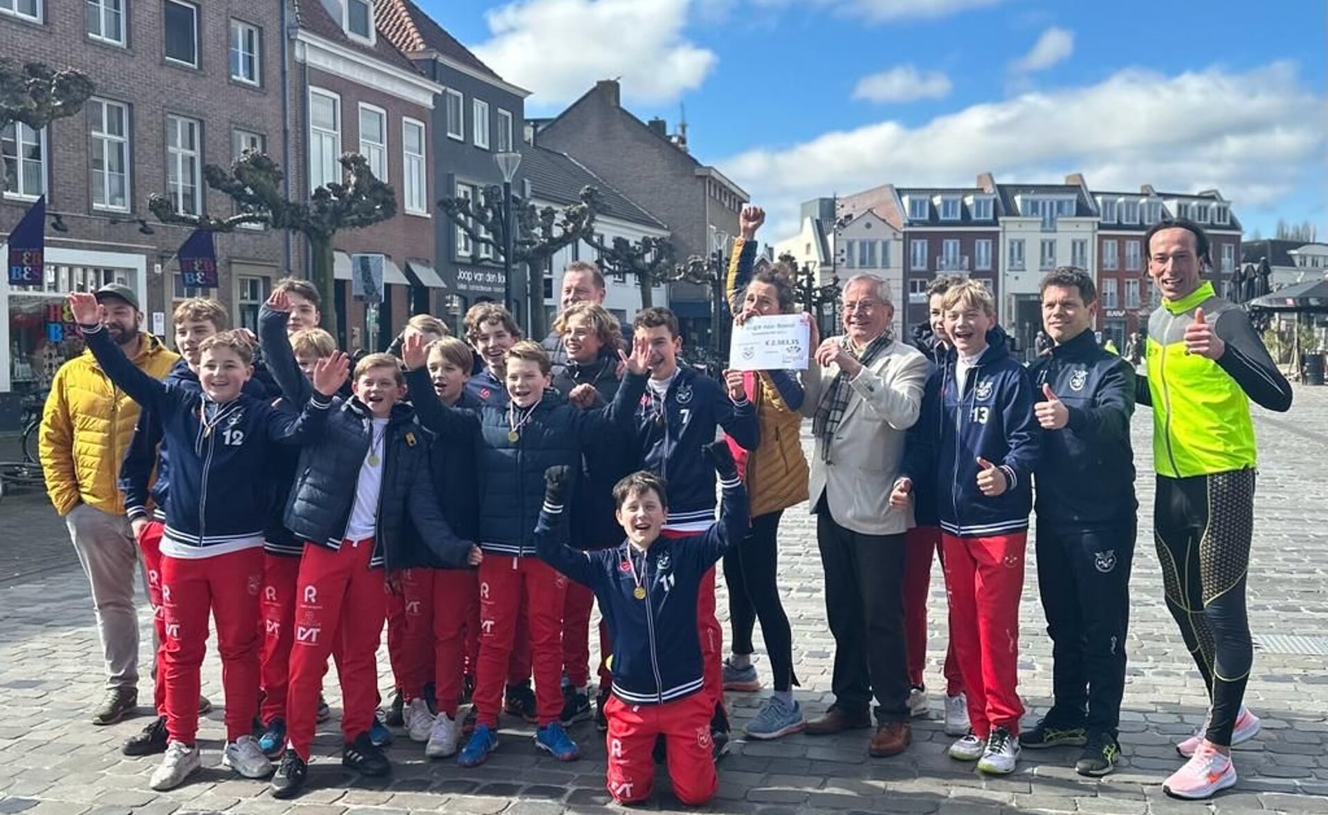 Met een estafetterun vanuit het Belgische Postel zamelde het jeugteam JO14-2 van hockeyclub MEP ruim 2.300 euro in voor stichting Leergeld.