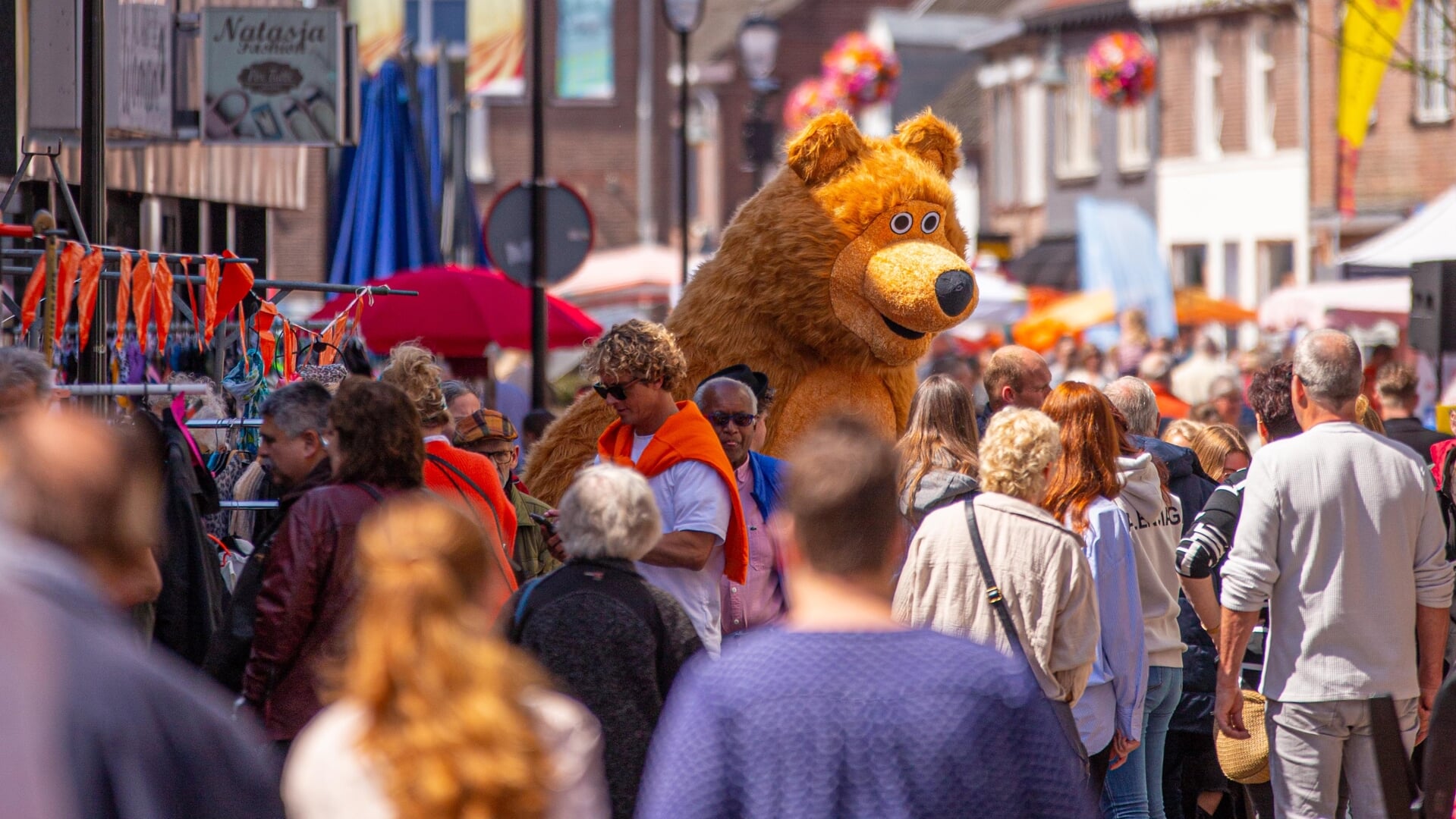 Marktkramen verspreid over het centrum van Boxtel brachten zondag honderden bezoekers op de been. De Oranjebraderie maakte na enkele jaren afwezigheid een succesvolle rentree.