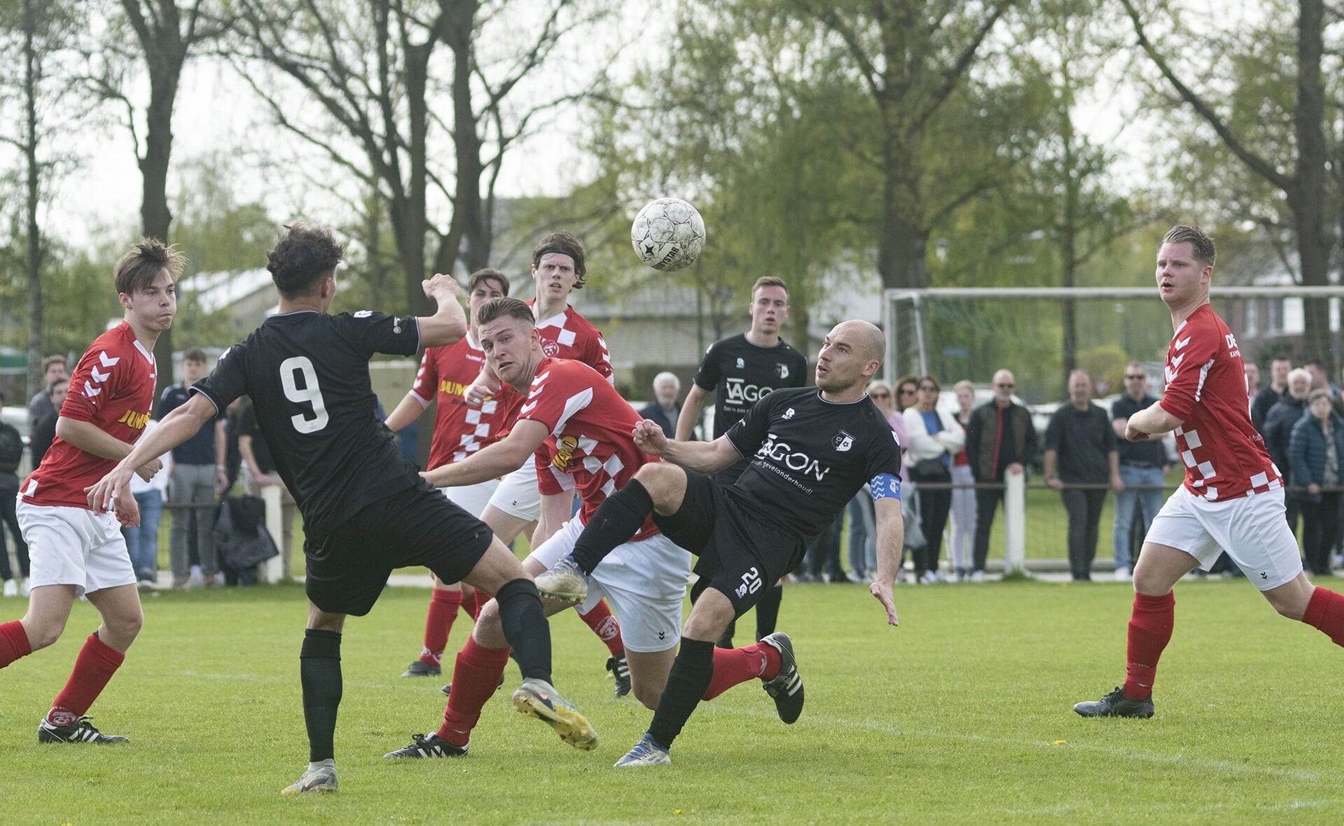 Essche Boys-aanvoerder Jasper Vorstenbosch (midden) maakt het de verdediging van RKSV Boxtel knap lastig. Zijn team won met 0-1.