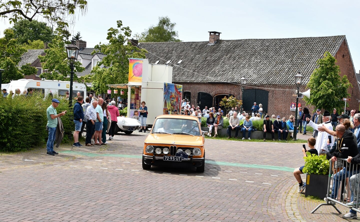 Liefhebbers van oude, klassieke auto's, motoren en tractoren kwamen tweede pinksterdag aan hun trekken in Liempde tijdens de jaarlijkse Brabantse Oldtimerdag van Terug in d'n Ted. 