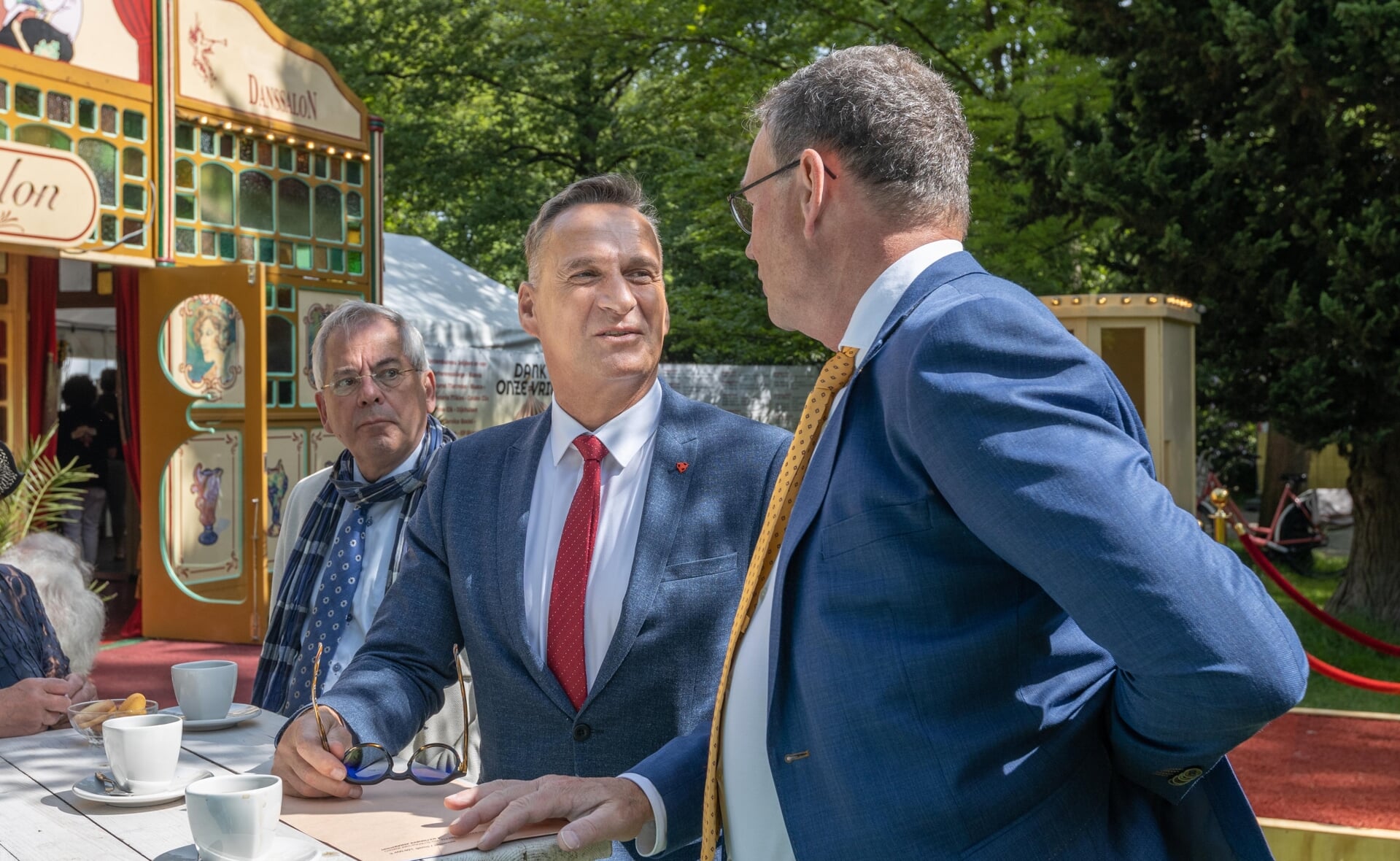 Burgemeester Joachim Rodenkirch van Wittlich (midden) in gesprek met zijn Boxtelse ambtsgenoot Ronald van Meygaarden. Links Arjen Witteveen, kartrekker van het Boxtelse jumelagecomité.