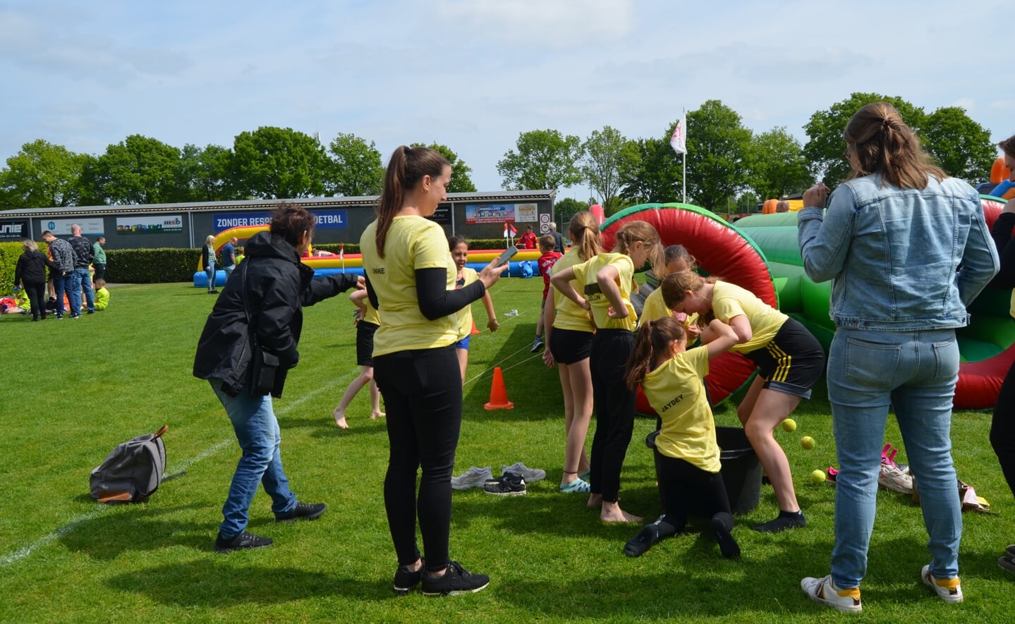 De jeugdleden van RKSV Boxtel konden tijdens Hemelvaartsdag weer deelnemen aan het jaarlijkse zeskamp in sportpark Munsel.  