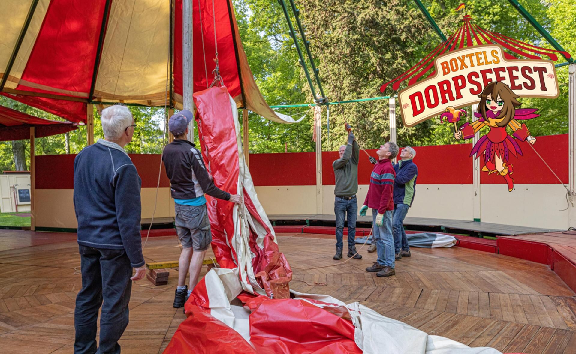 Opbouw van spiegeltent Bon Salon in kasteelpark Stapelen. Hier wordt vanaf 26 mei vier weken lang het Boxtels Dorpsfeest gehouden.