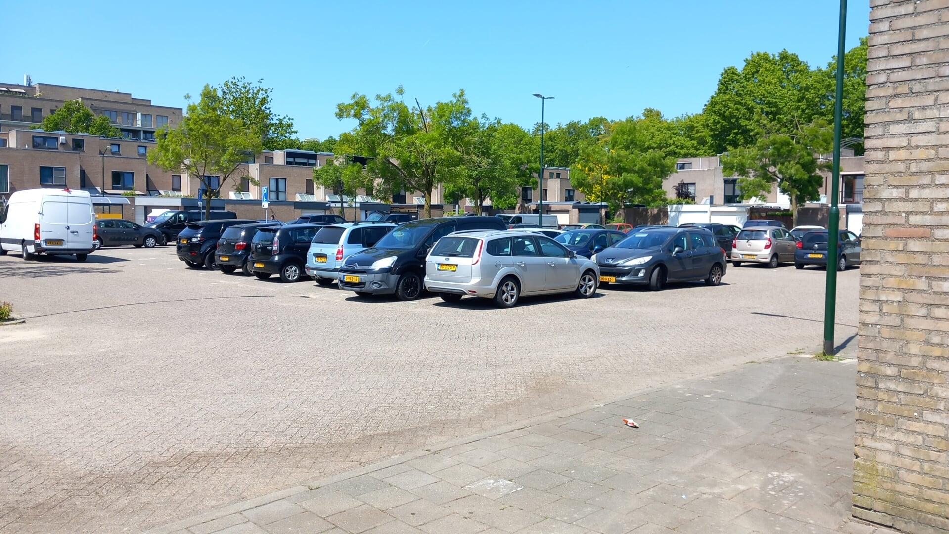 Parkeerterrein winkelcentrum Oosterhof (zuidzijde).