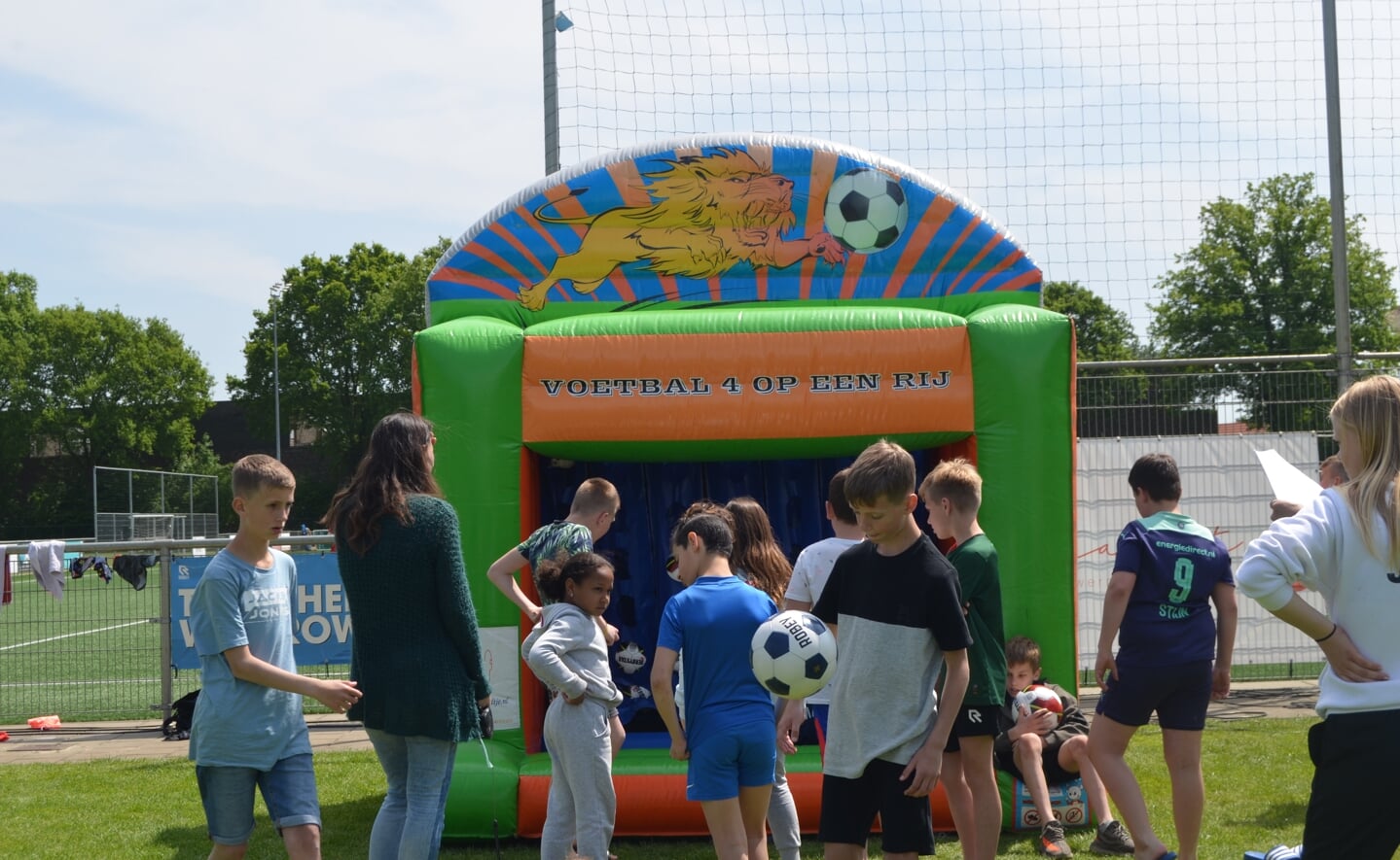 De jeugdleden van RKSV Boxtel konden tijdens Hemelvaartsdag weer deelnemen aan het jaarlijkse zeskamp in sportpark Munsel.  