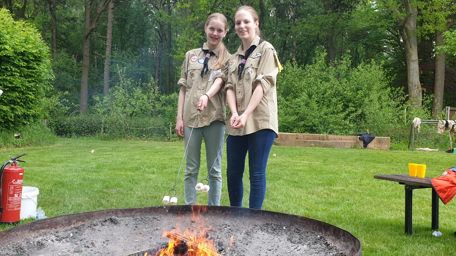 Emma Gerard en Lianne van Alphen van Scouting Boxtel vermaakten zich prima tijdens het jubileumfeest. Ze mochten onder meer marshmallows roosteren boven een kampvuur.