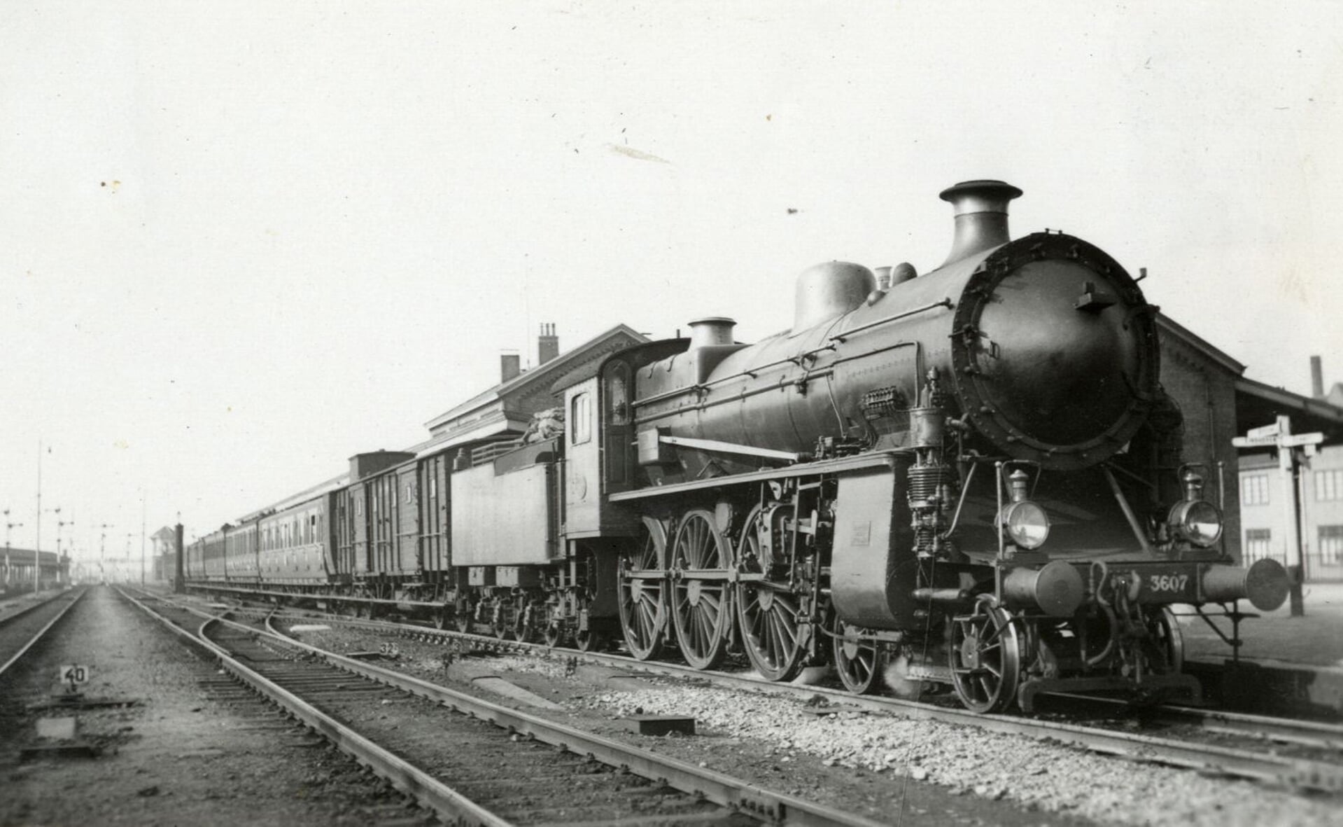 Een stoomlocomotief arriveert op het station van Boxtel rond 1925.