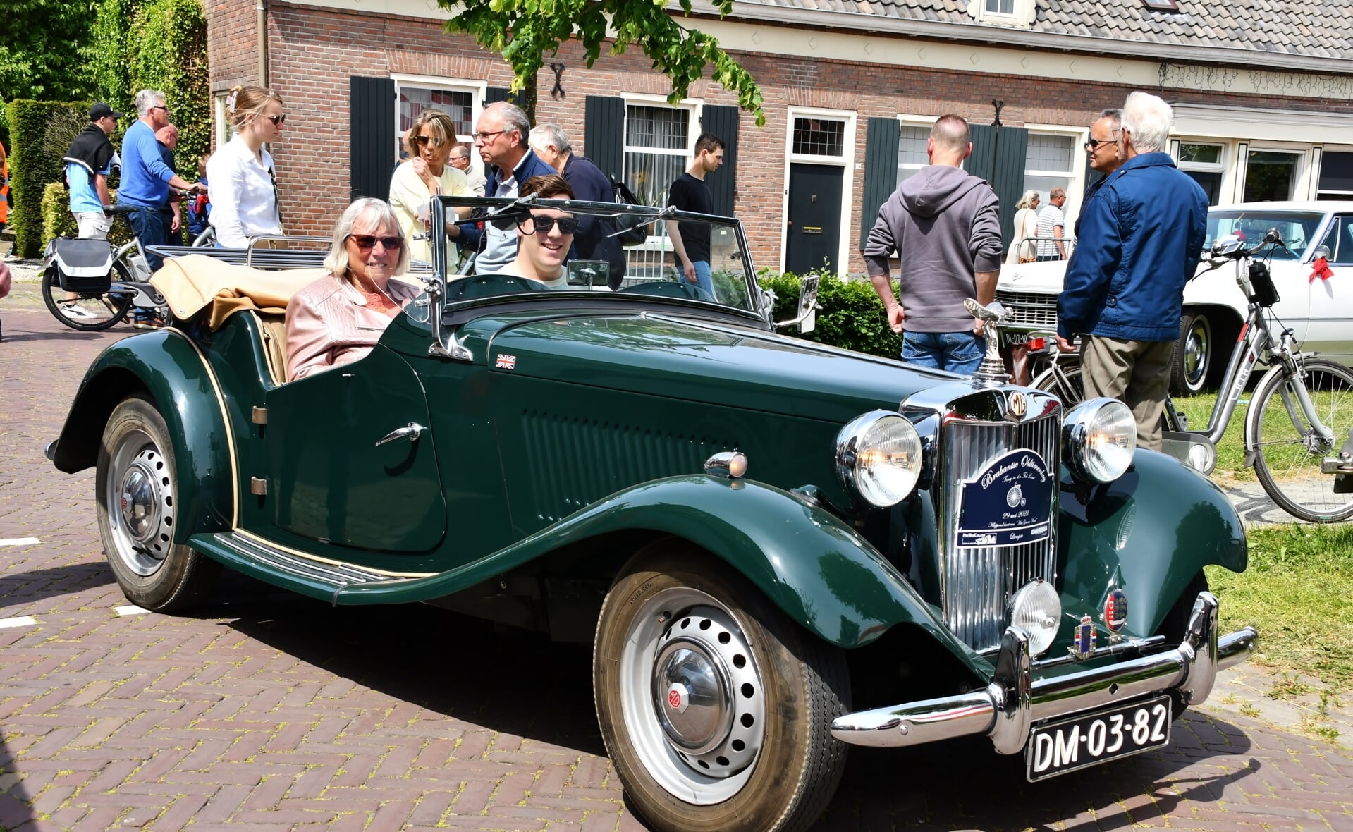 Liefhebbers van oude, klassieke auto's, motoren en tractoren kwamen tweede pinksterdag aan hun trekken in Liempde tijdens de jaarlijkse Brabantse Oldtimerdag van Terug in d'n Ted. 