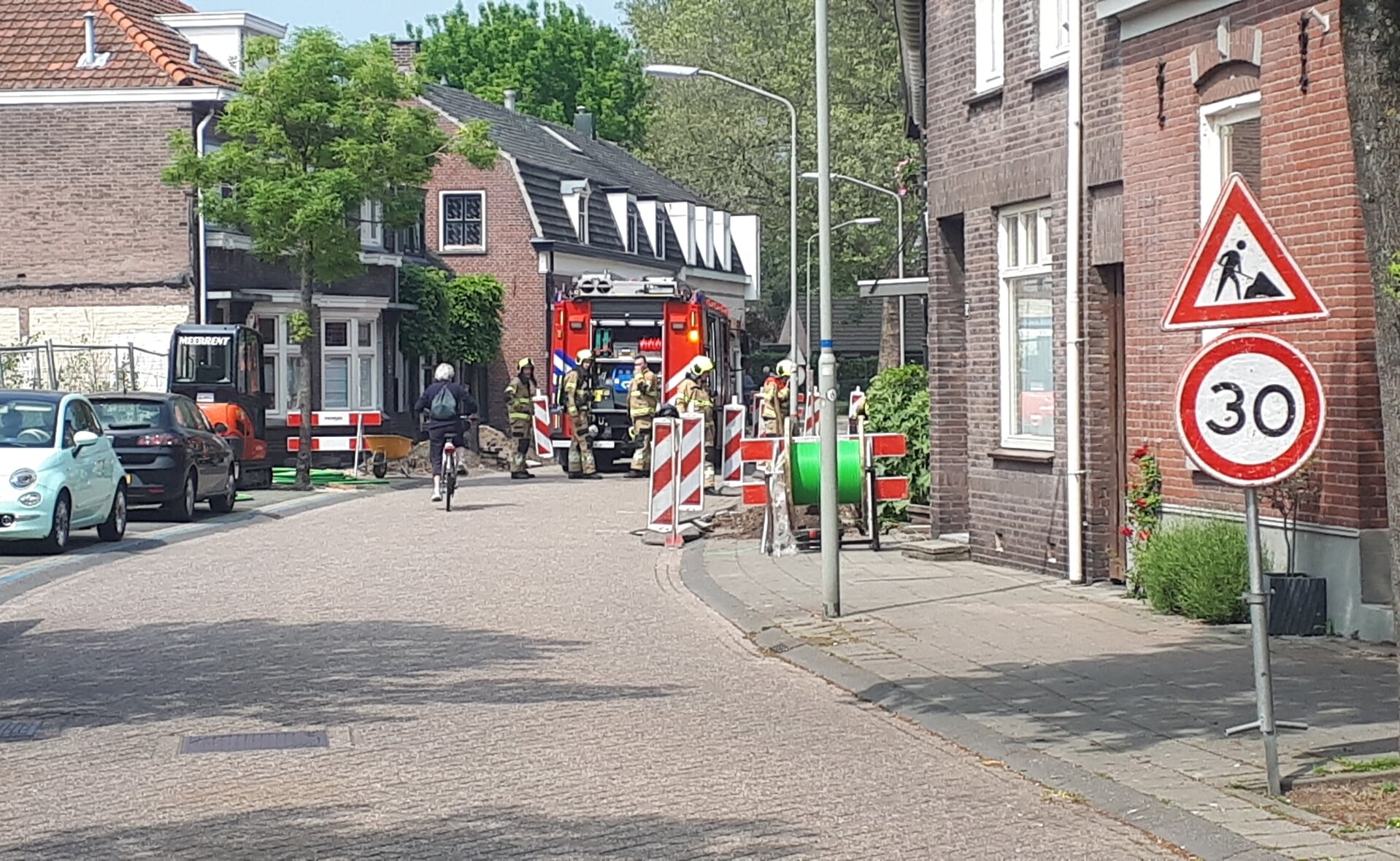 Brandweer beoordeelt het gaslek in de Breukelsestraat en was op dit moment bezig het gebied af te zetten. Medewerkers van Delfta Fiber die de glasvezelkabels aanleggen, werden al gesommeerd afstand te nemen. 